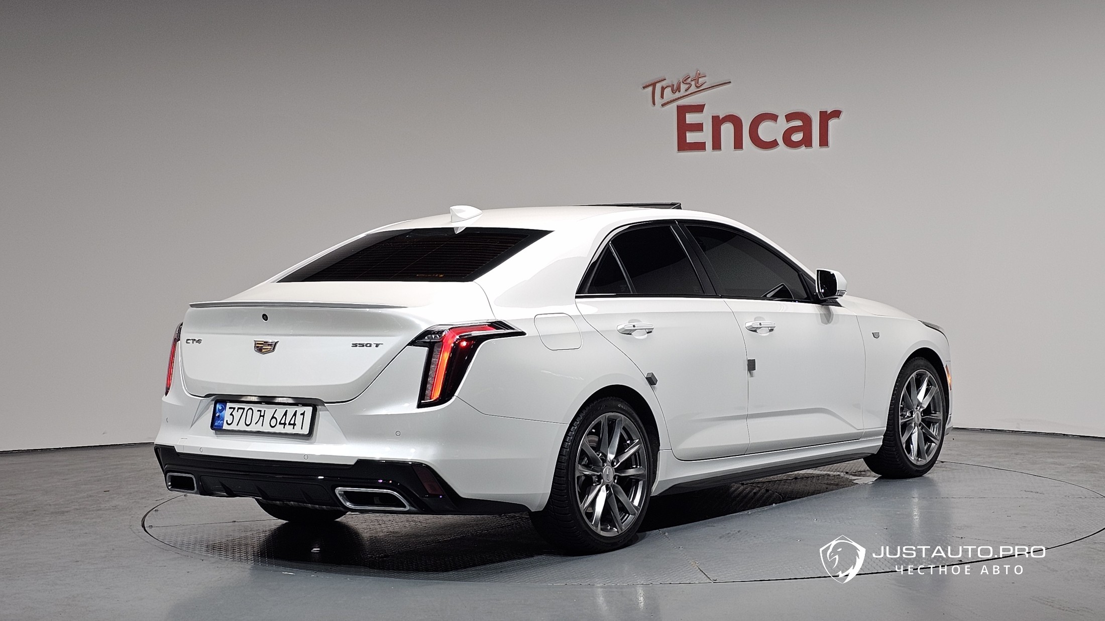 Автомобиль Cadillac CT4