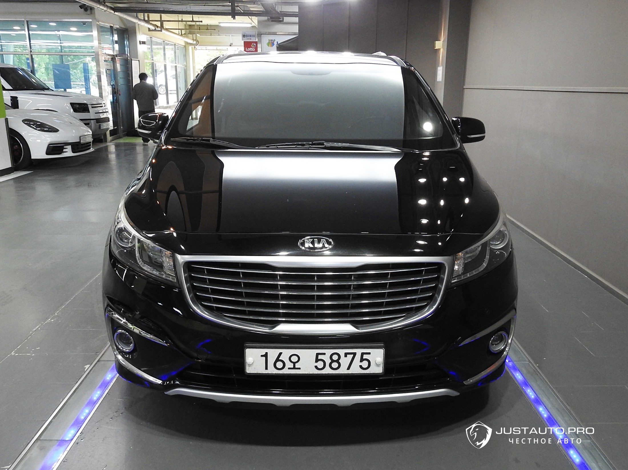 Автомобиль Kia Canival
