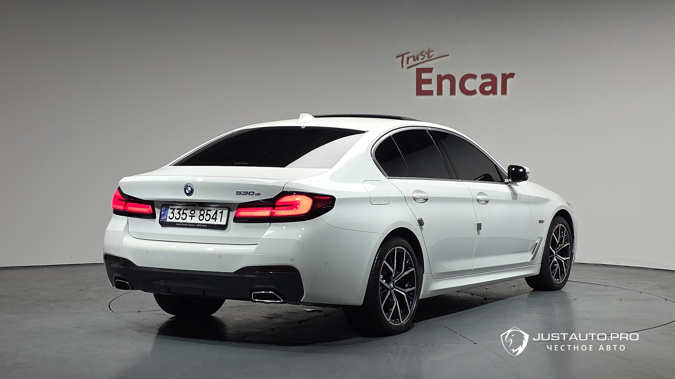 Автомобиль BMW 5-Series