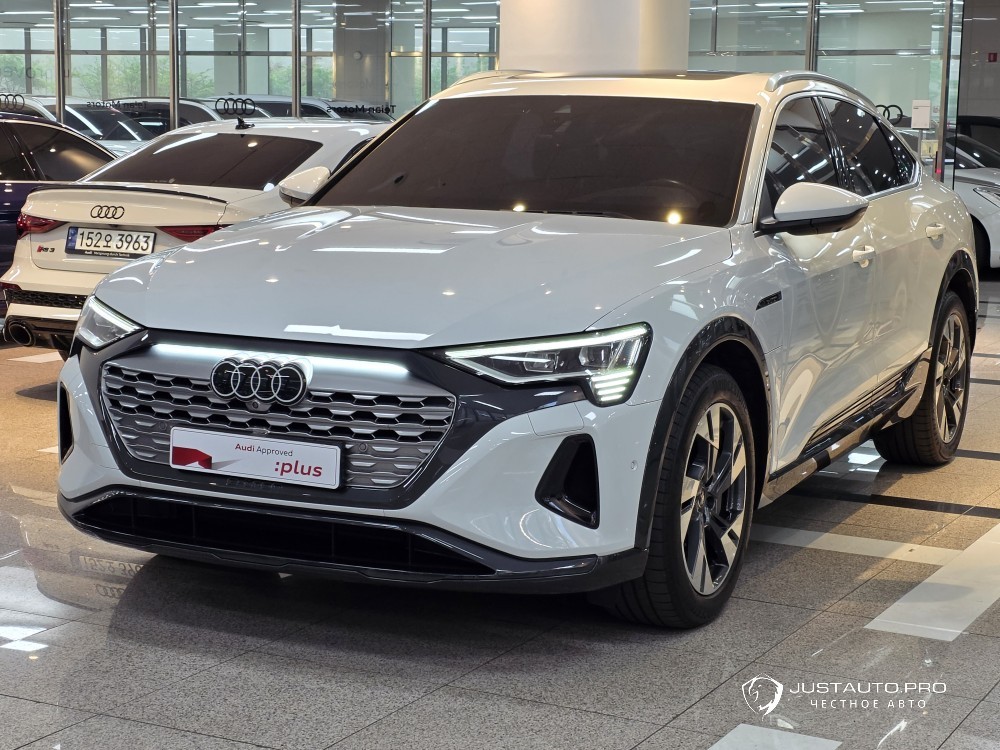 Автомобиль Audi Q8 e-tron