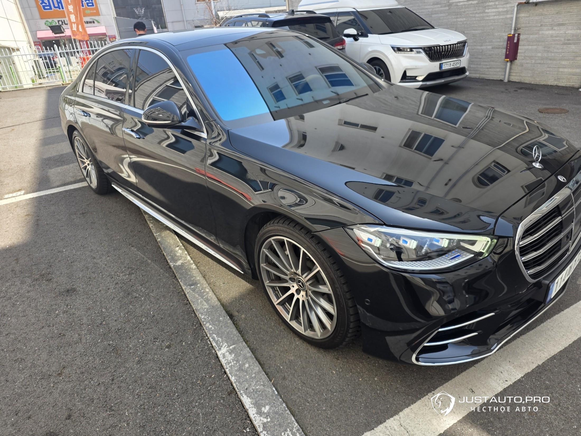 Автомобиль Mercedes-Benz S-Class