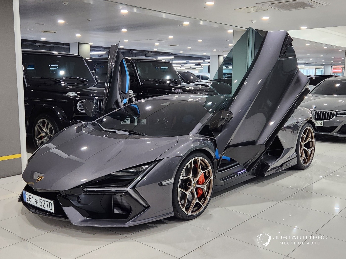 Автомобиль Lamborghini Revuelto