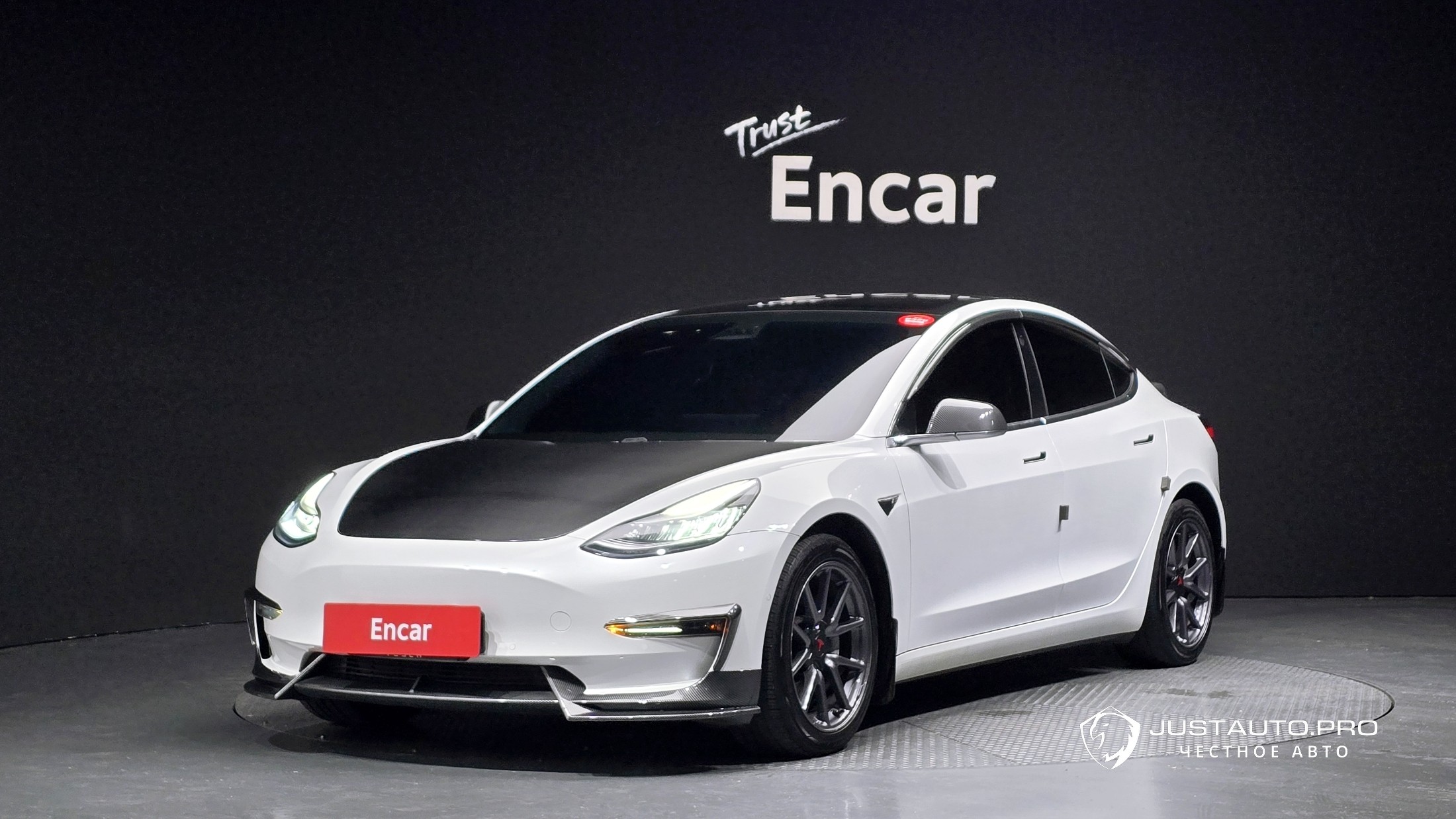 Автомобиль Tesla Model 3