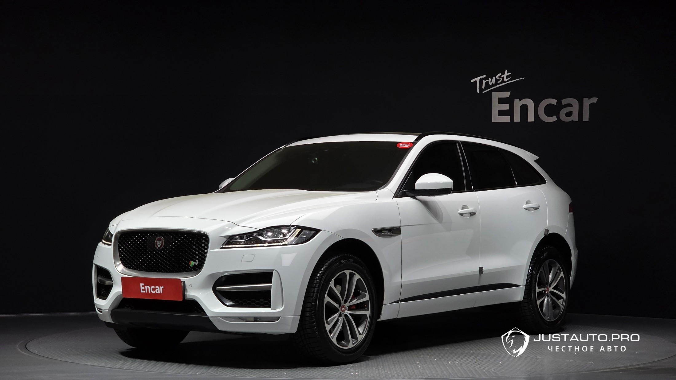 Автомобиль Jaguar F-PACE