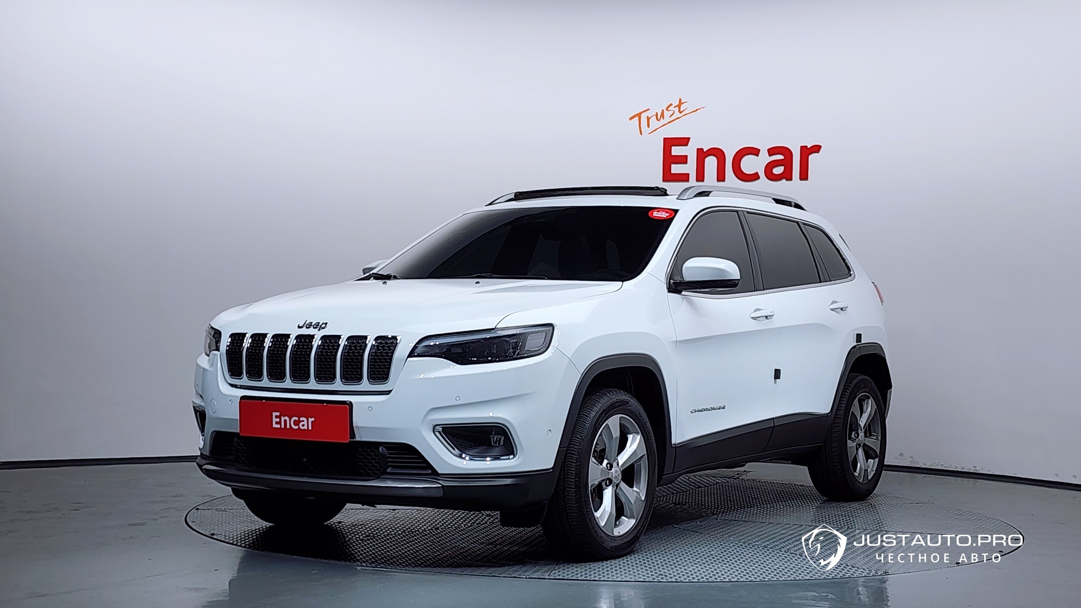 Автомобиль Jeep Cherokee
