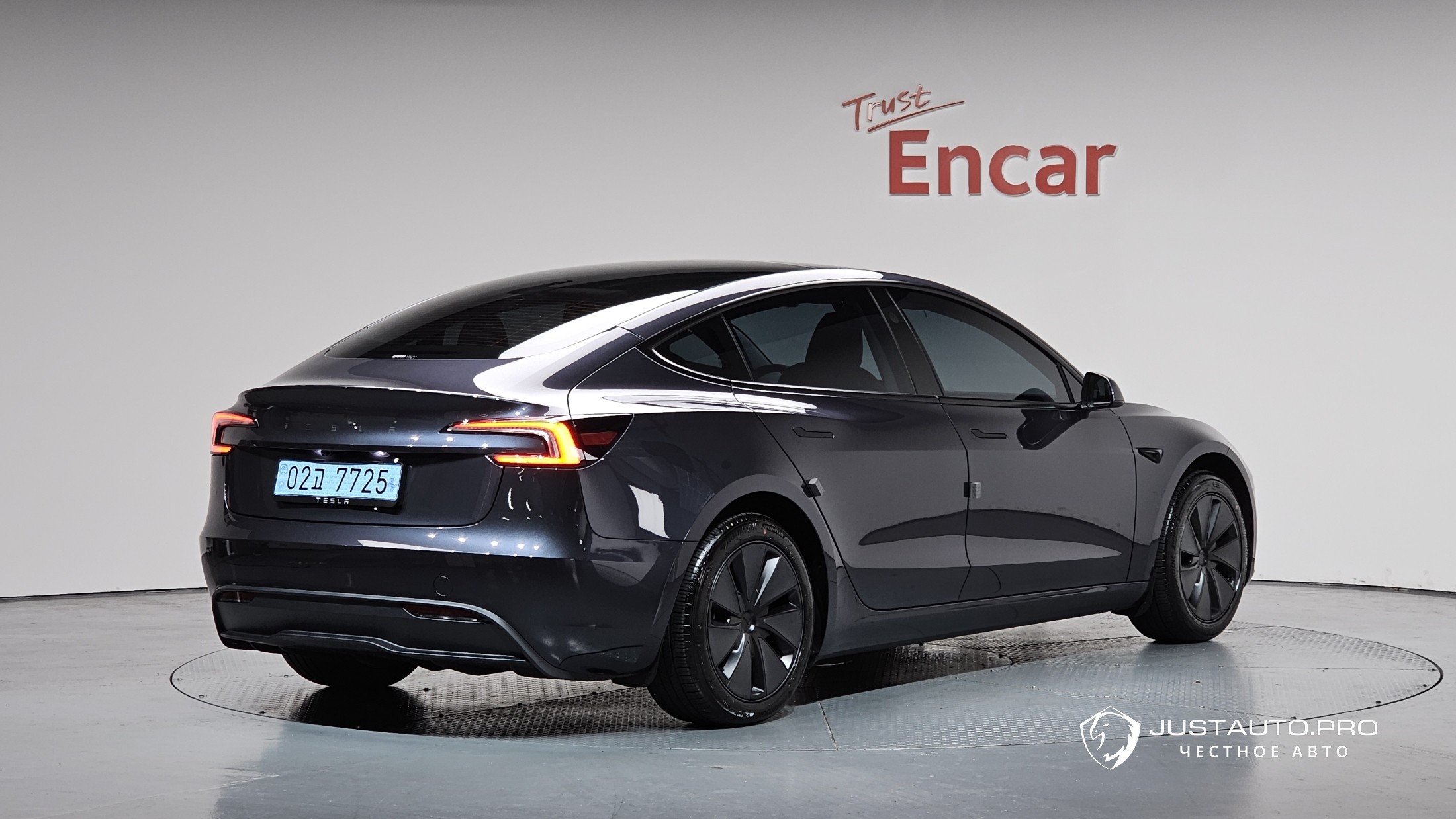 Автомобиль Tesla Model 3