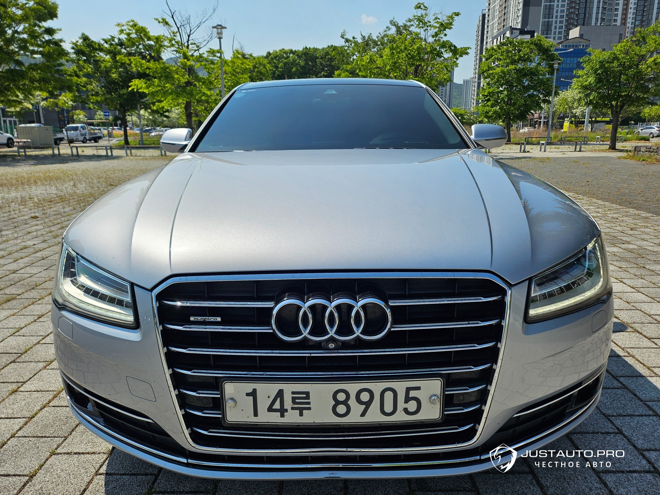 Автомобиль Audi A8
