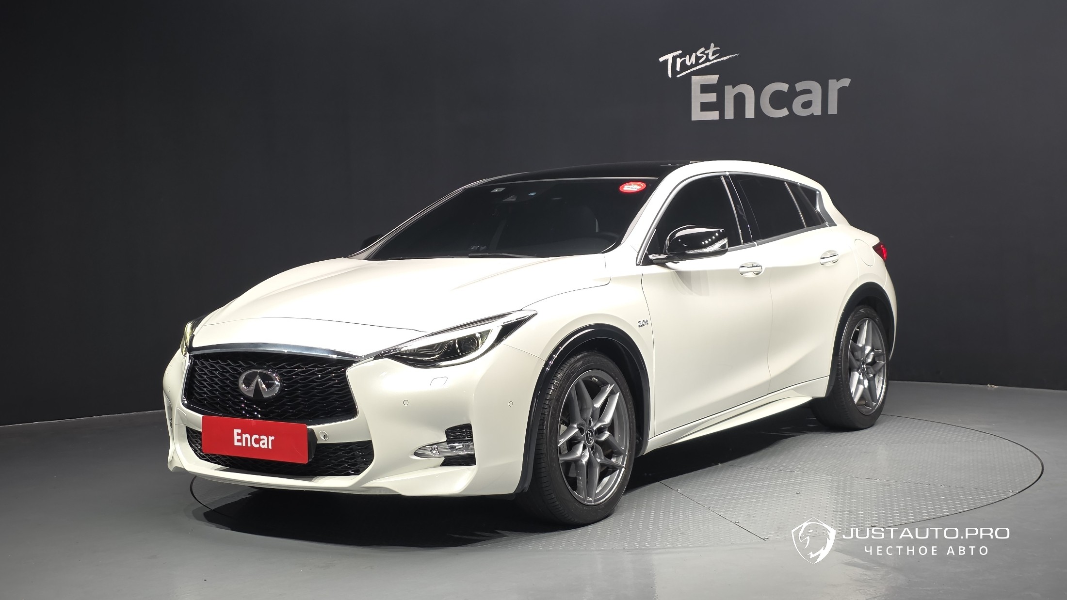 Автомобиль Infiniti Q30