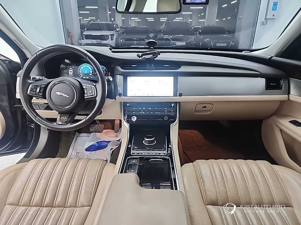 Автомобиль Jaguar XF