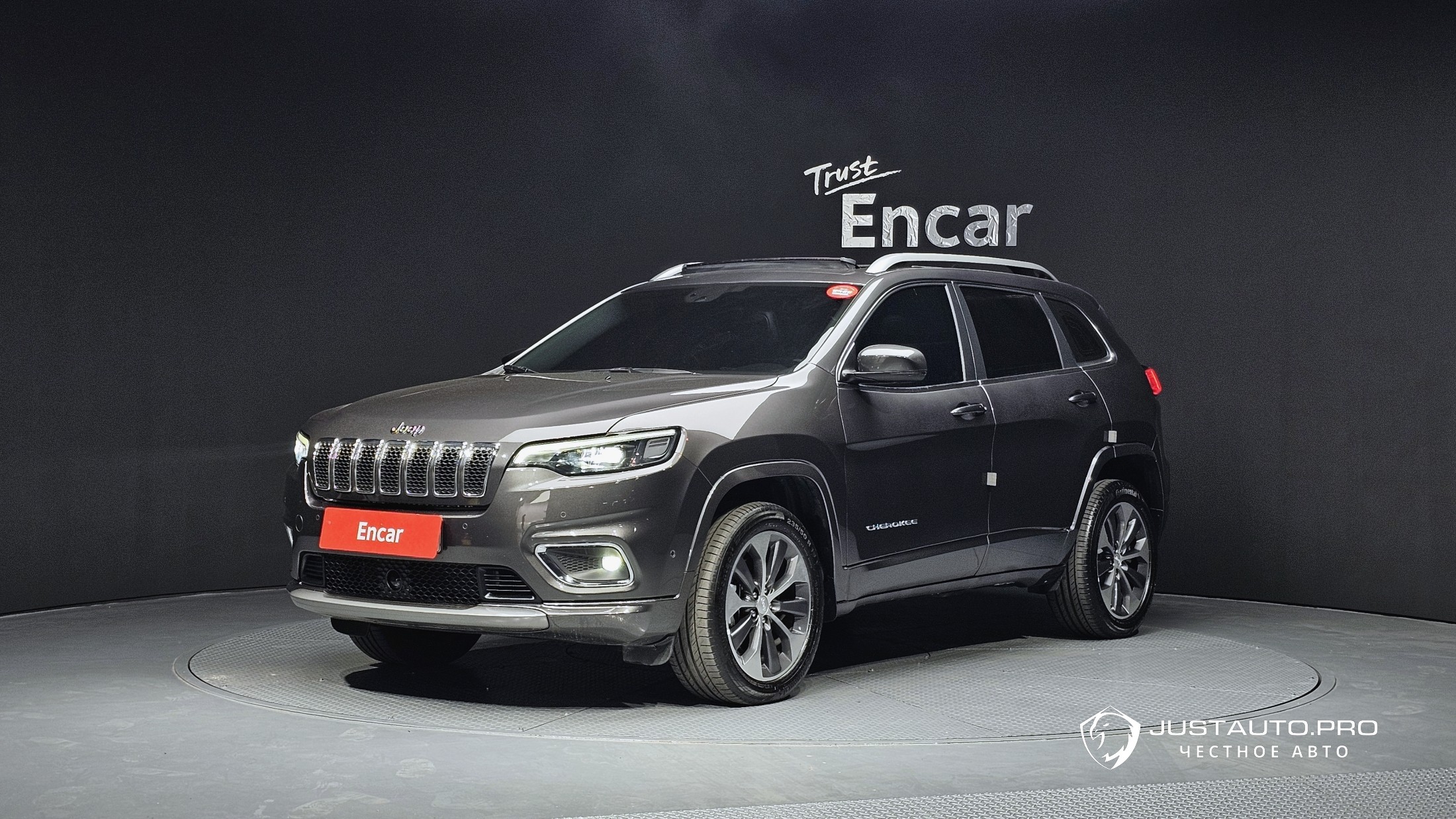 Автомобиль Jeep Cherokee