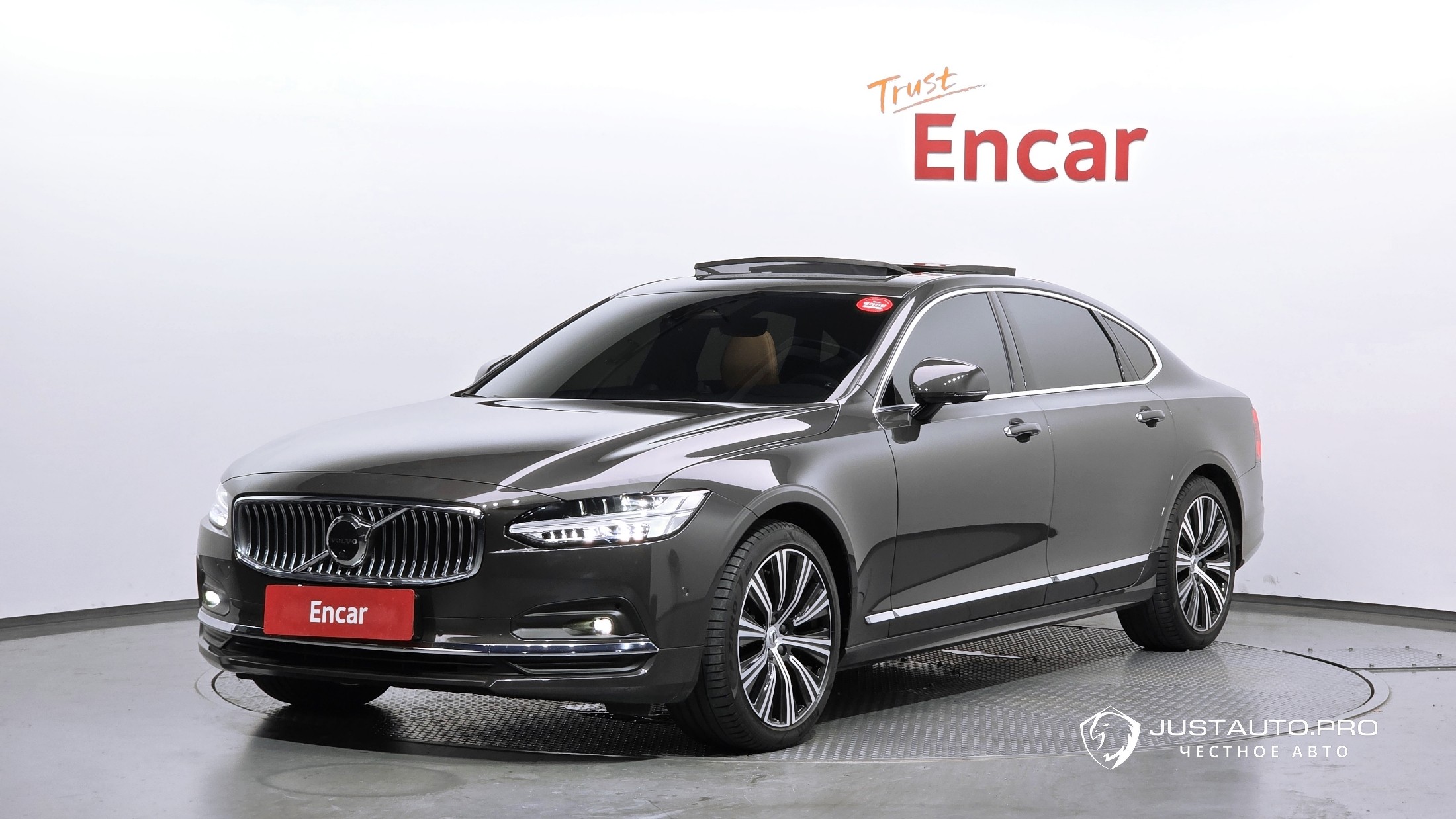 Автомобиль Volvo S90