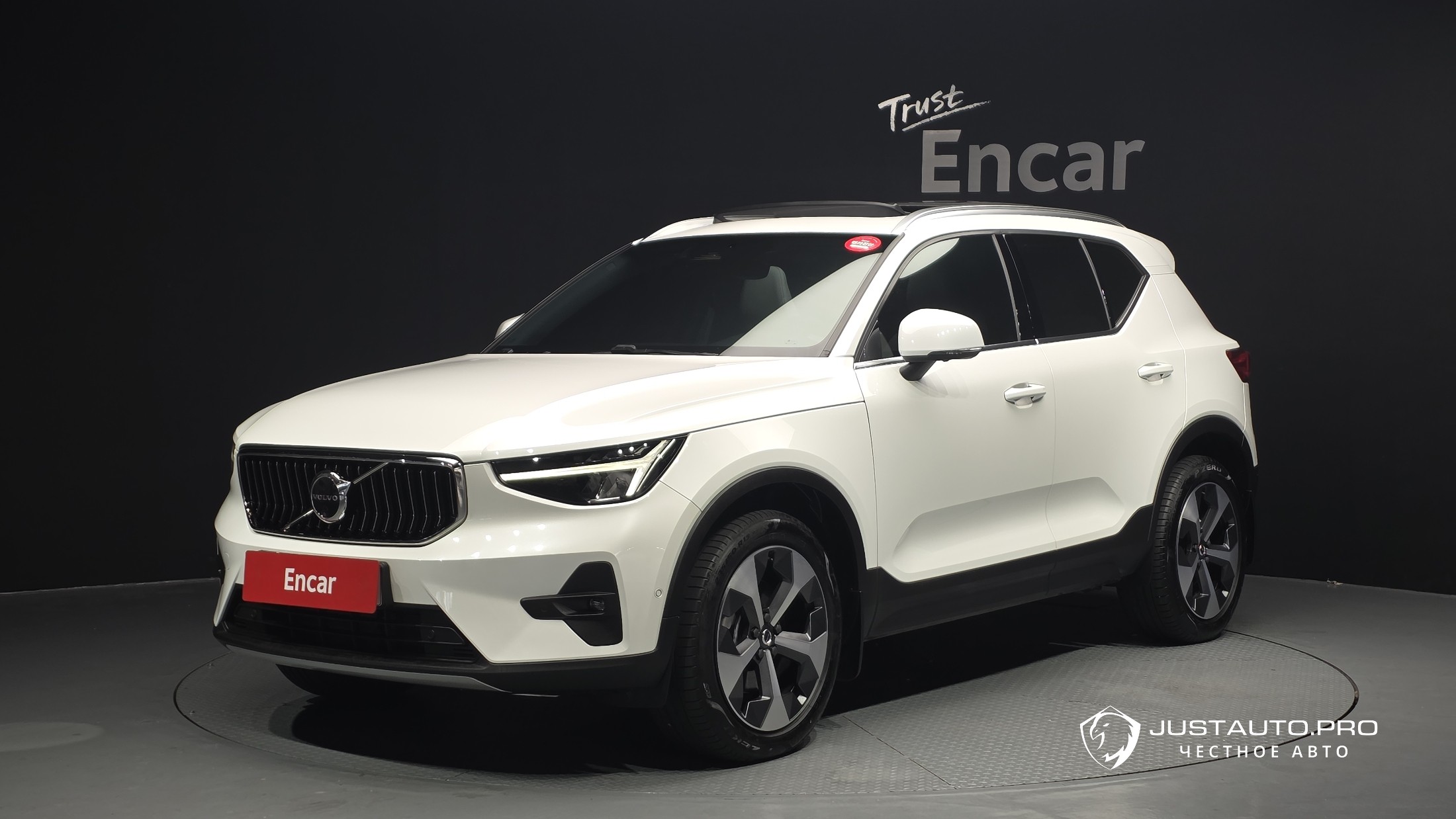 Автомобиль Volvo XC40