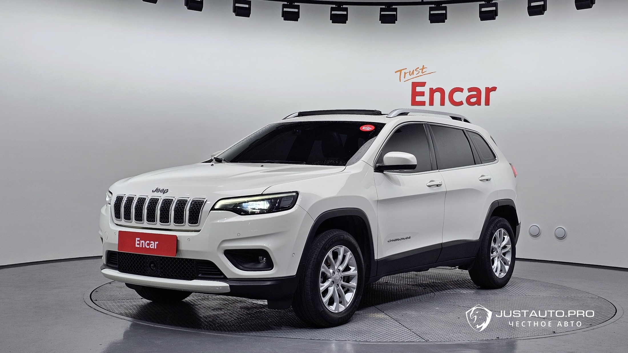 Автомобиль Jeep Cherokee