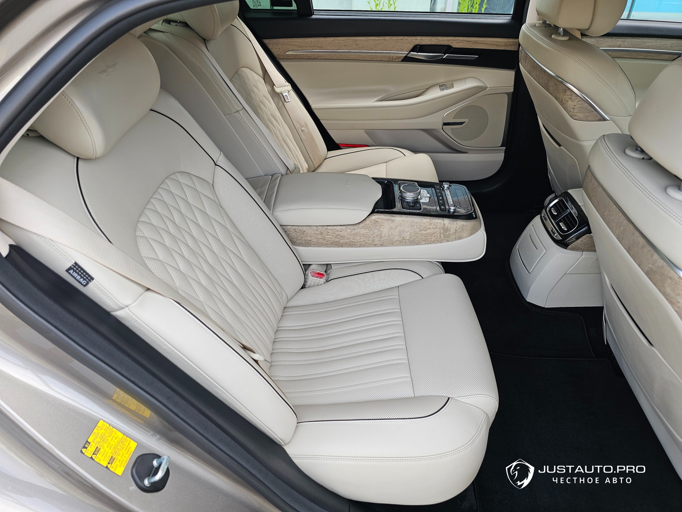 Автомобиль Genesis G90