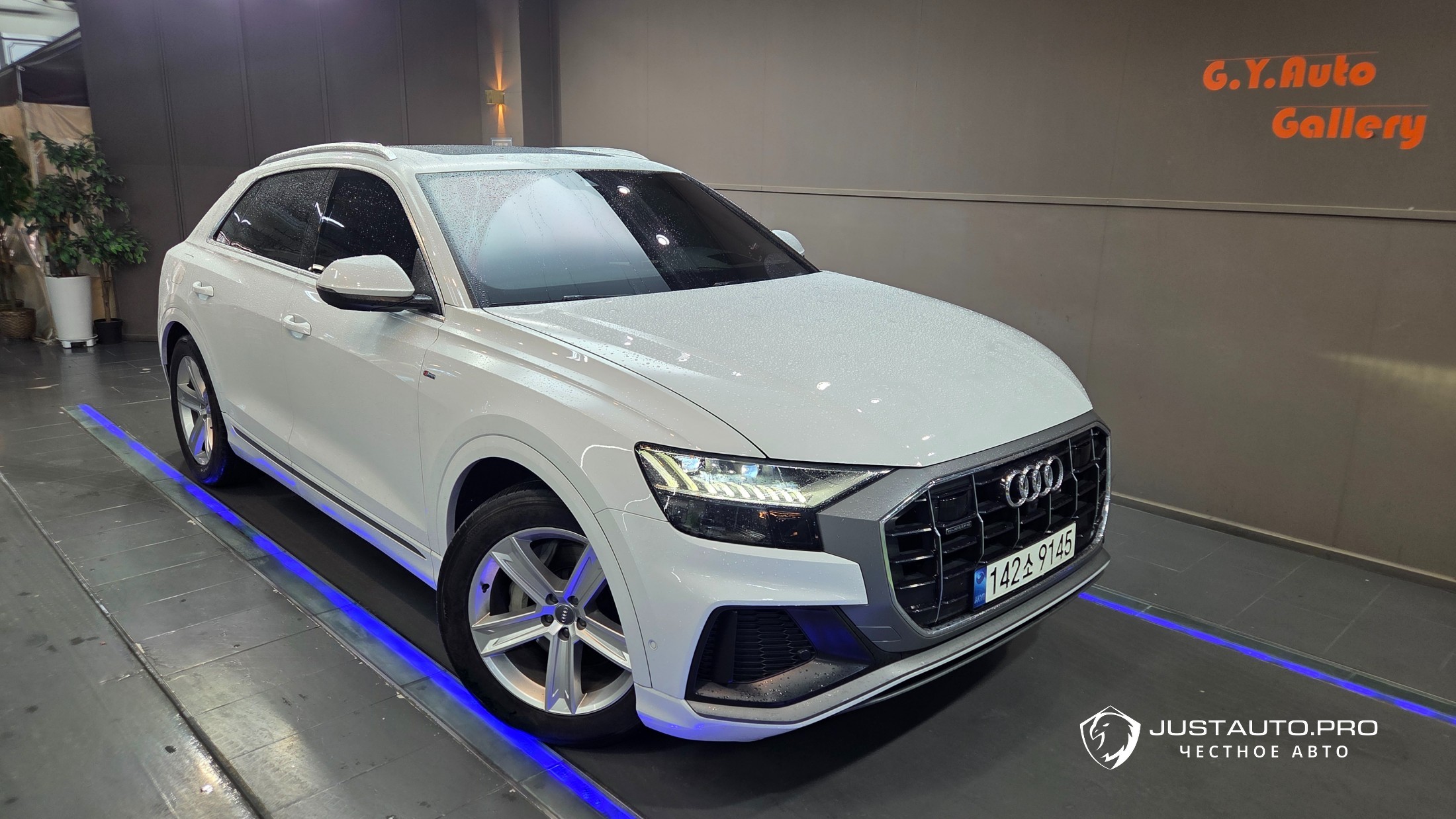 Автомобиль Audi Q8