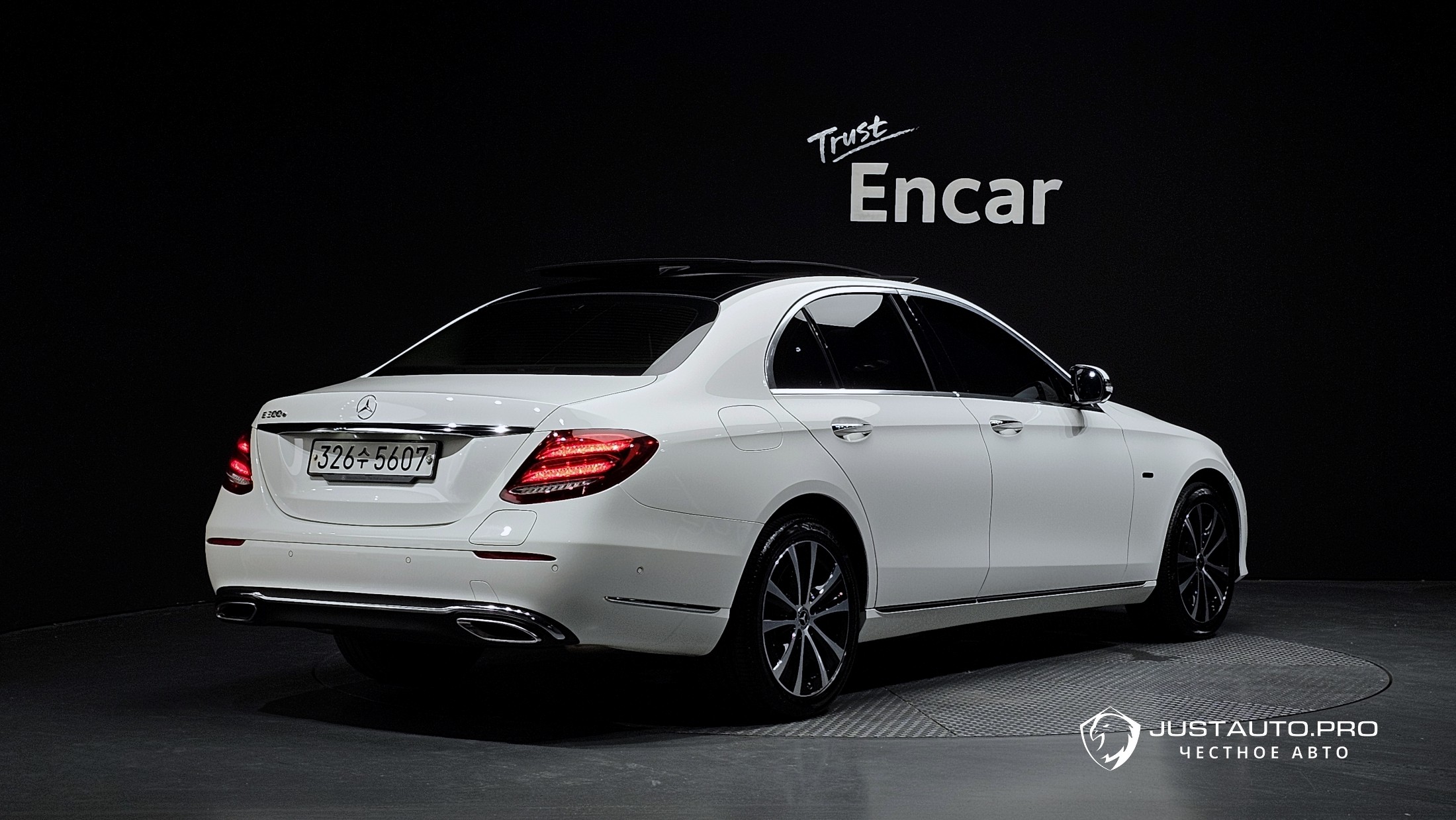 Автомобиль Mercedes-Benz E-Class