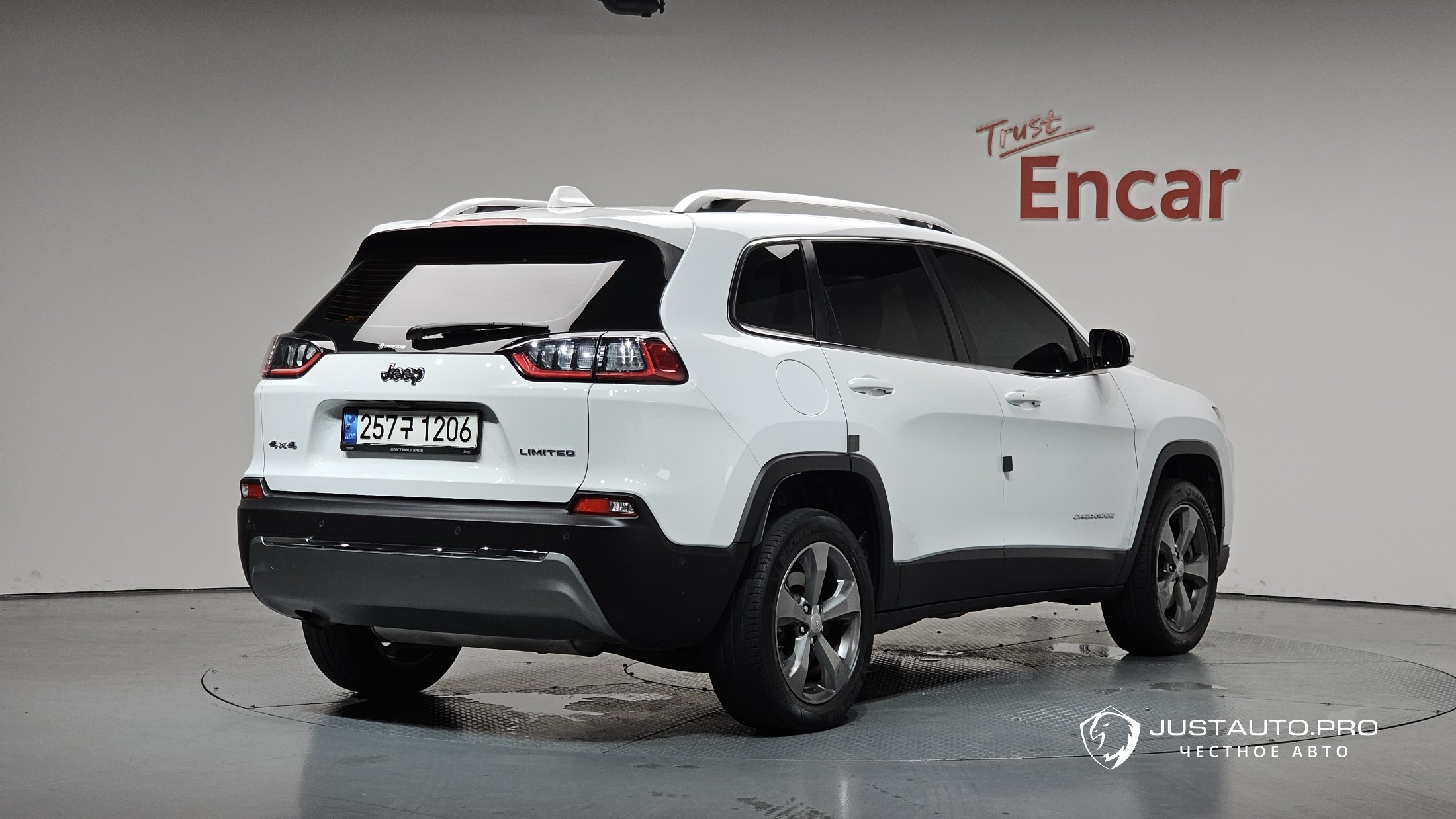 Автомобиль Jeep Cherokee