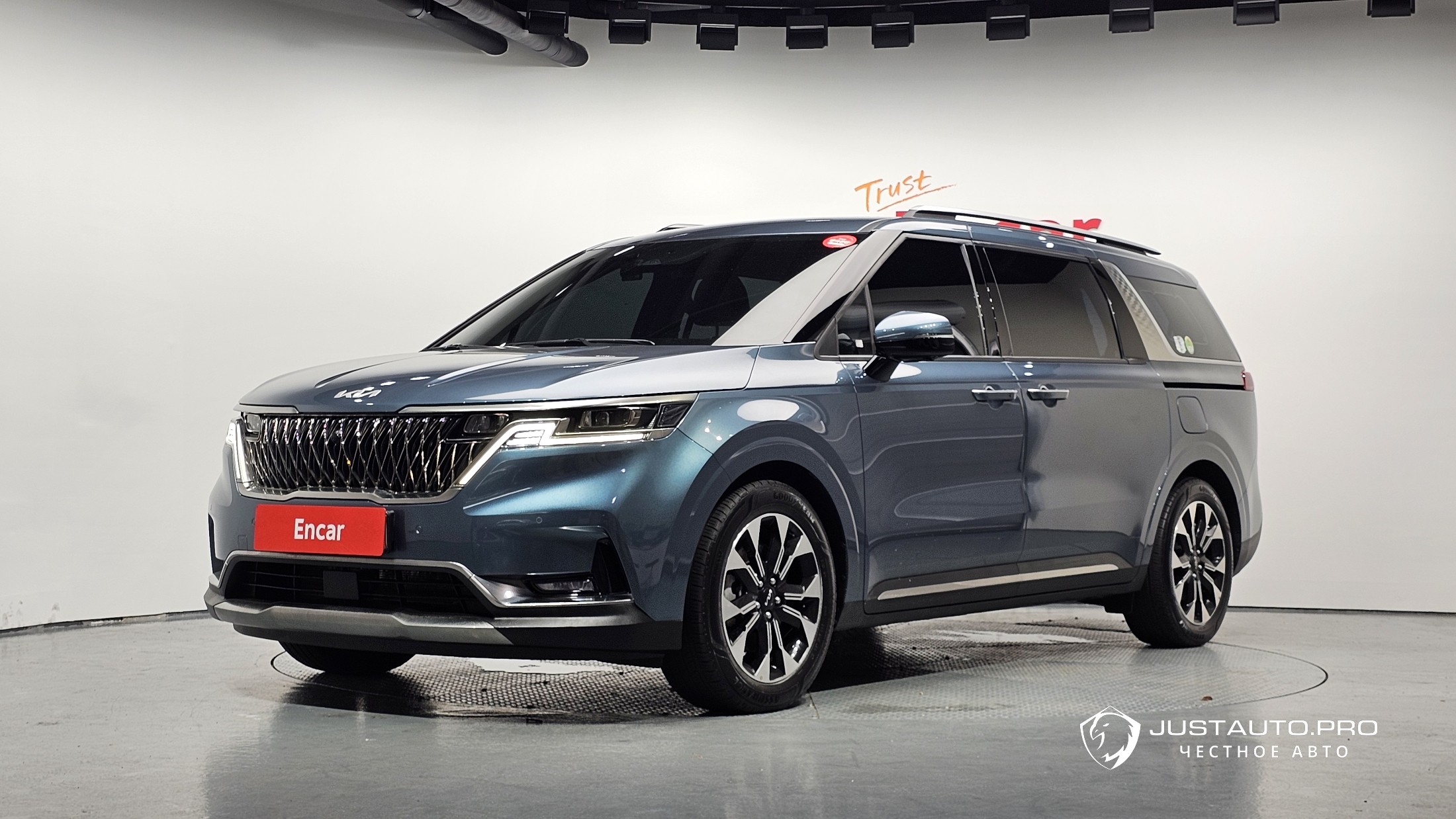 Автомобиль Kia Canival