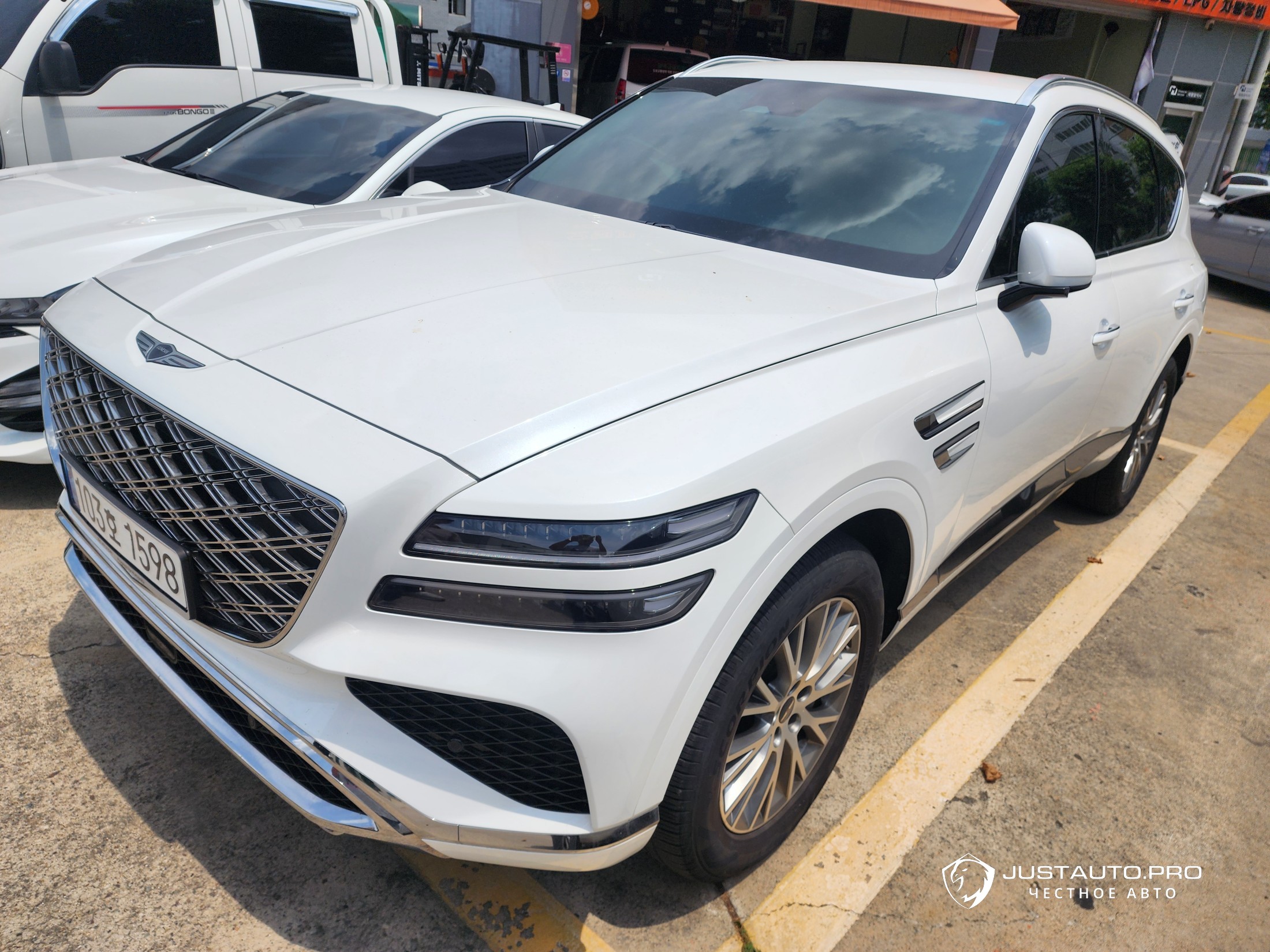 Автомобиль Genesis GV80