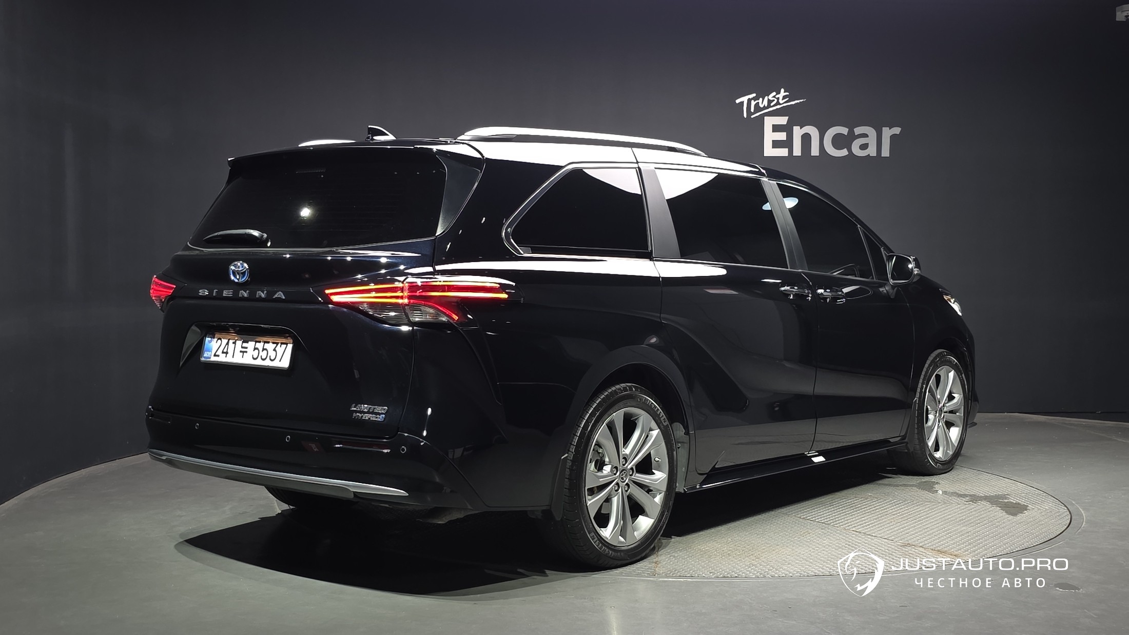 Автомобиль Toyota Sienna