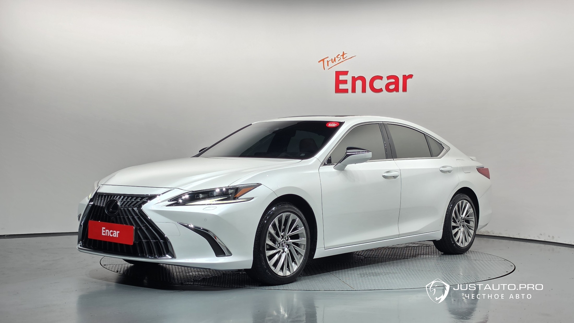 Автомобиль Lexus ES
