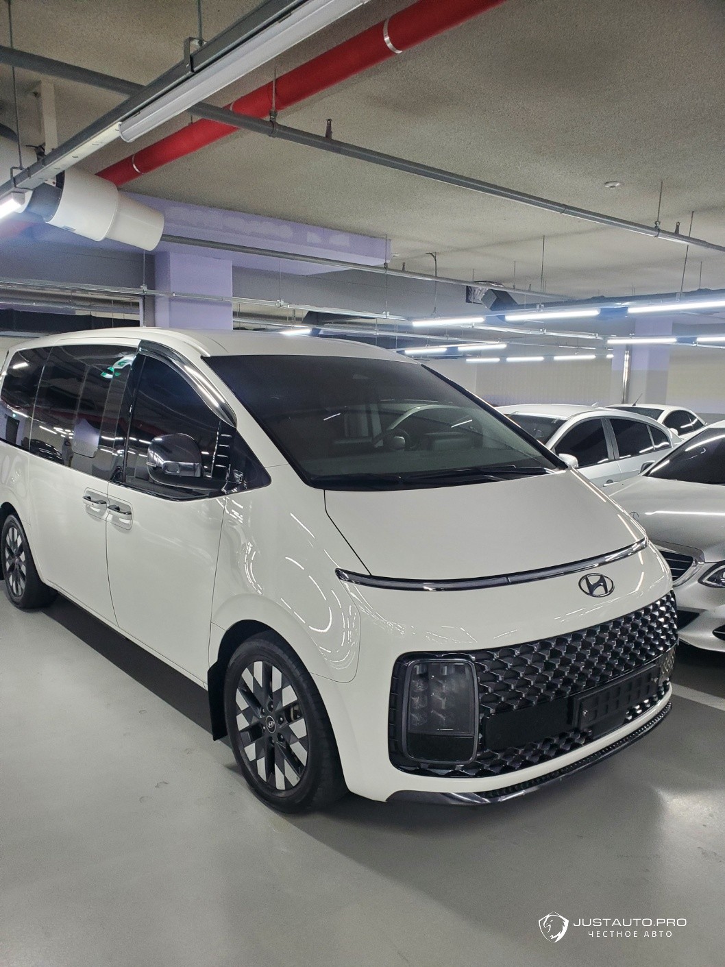 Автомобиль Hyundai Staria