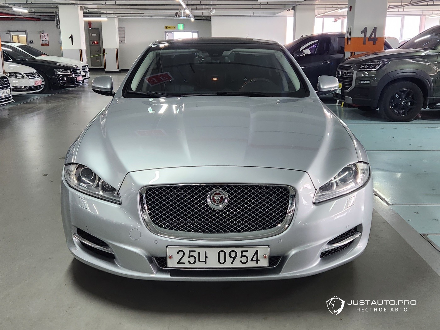 Автомобиль Jaguar XJ