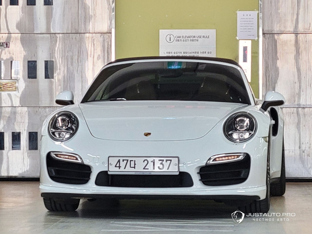 Автомобиль Porsche 911