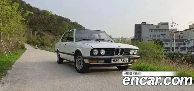 Автомобиль BMW 5-Series