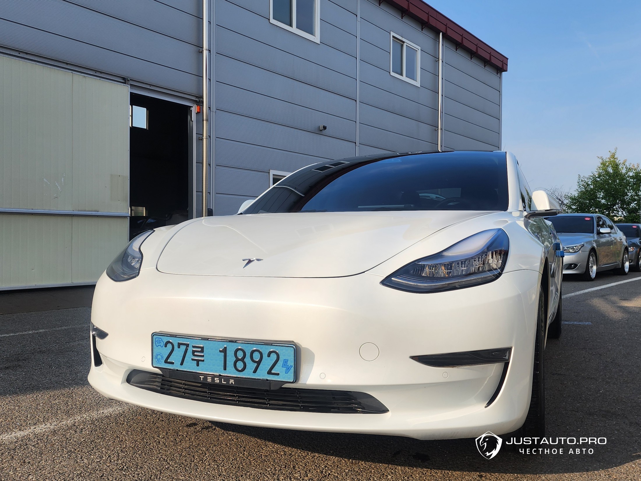 Автомобиль Tesla Model 3