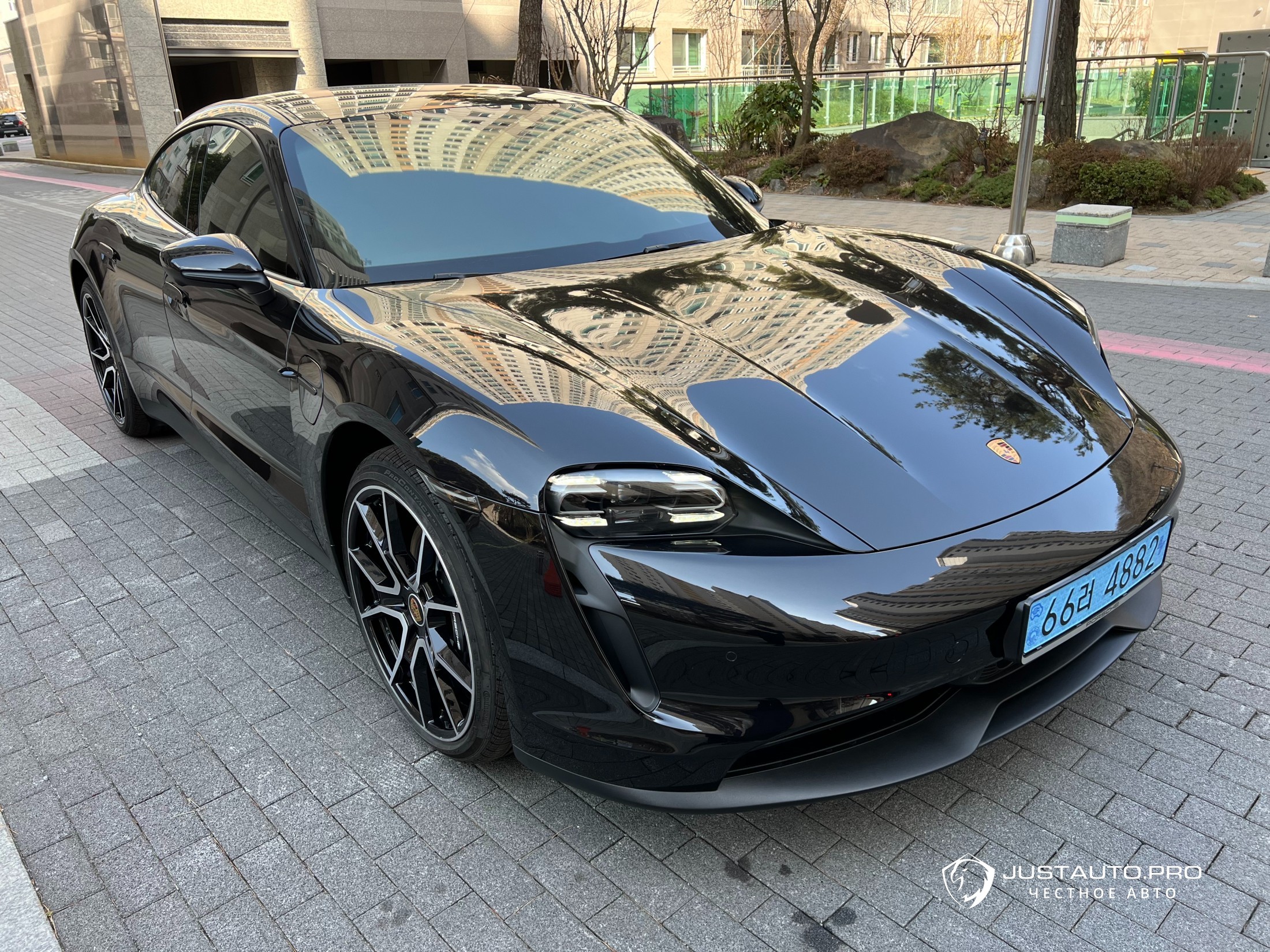 Автомобиль Porsche Taycan