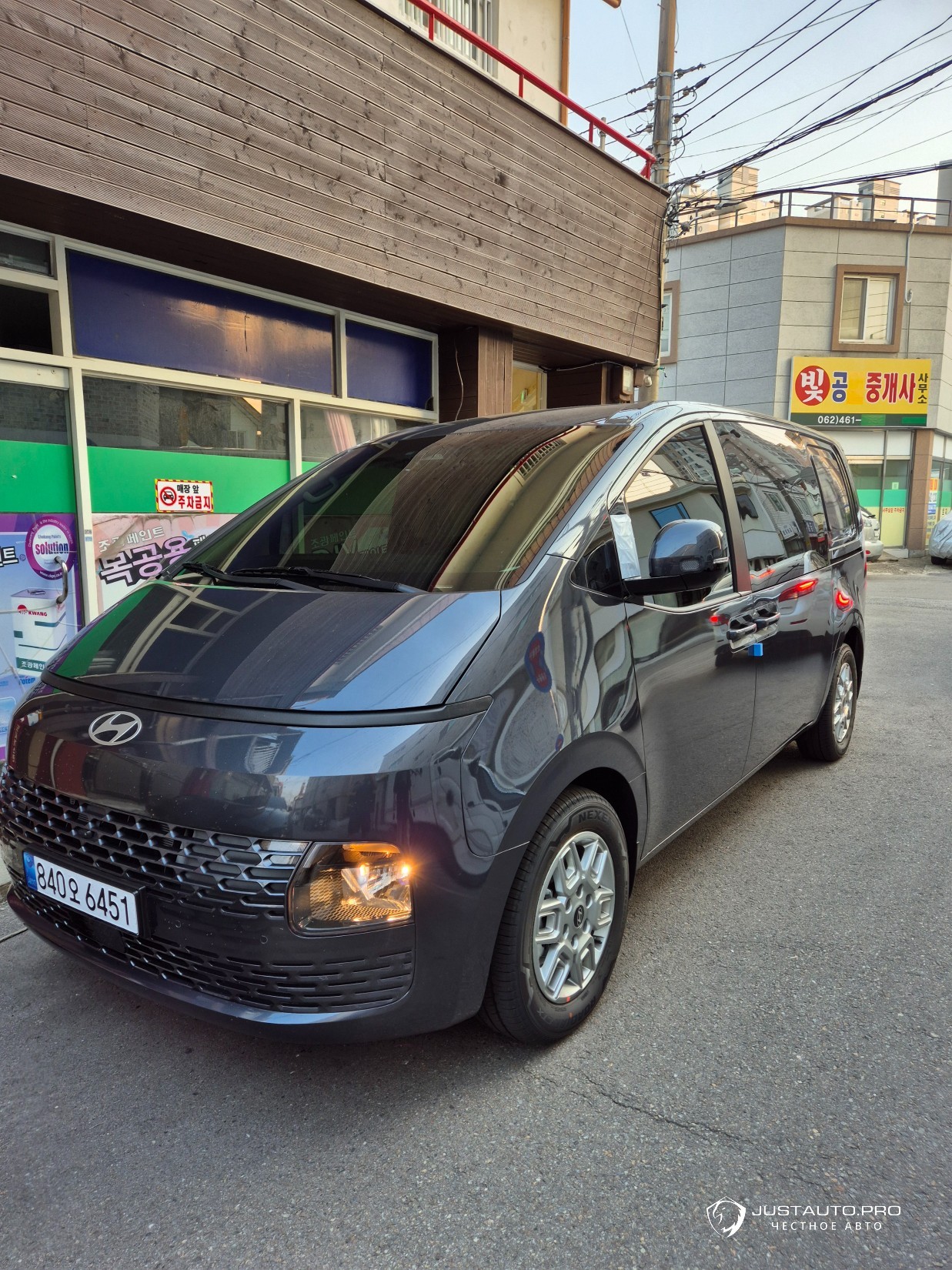 Автомобиль Hyundai Staria