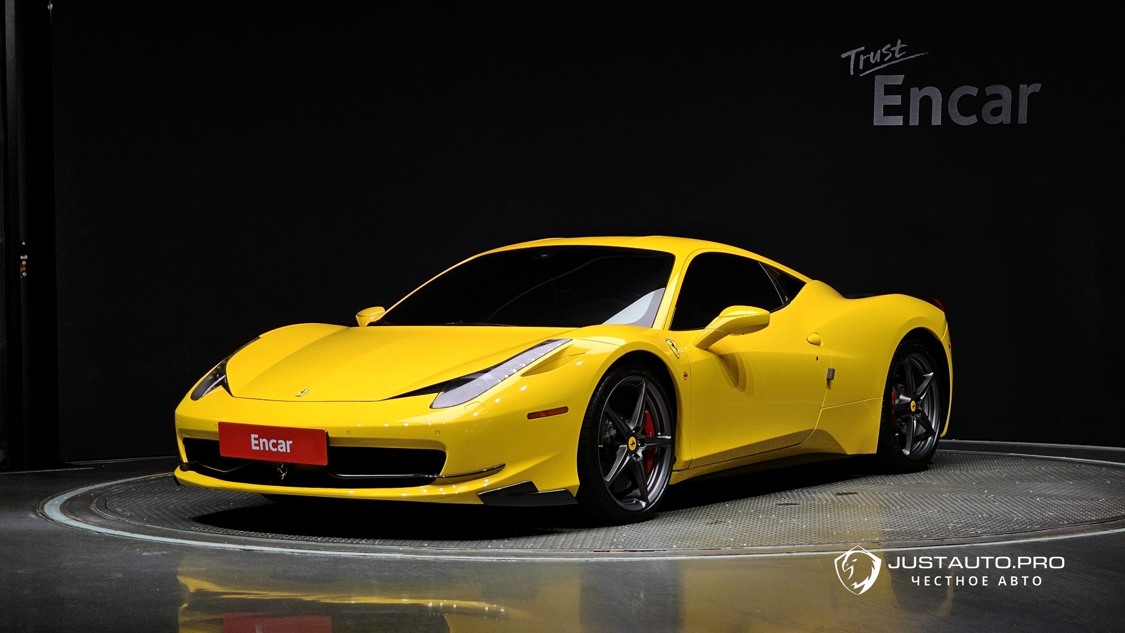 Автомобиль Ferrari 458