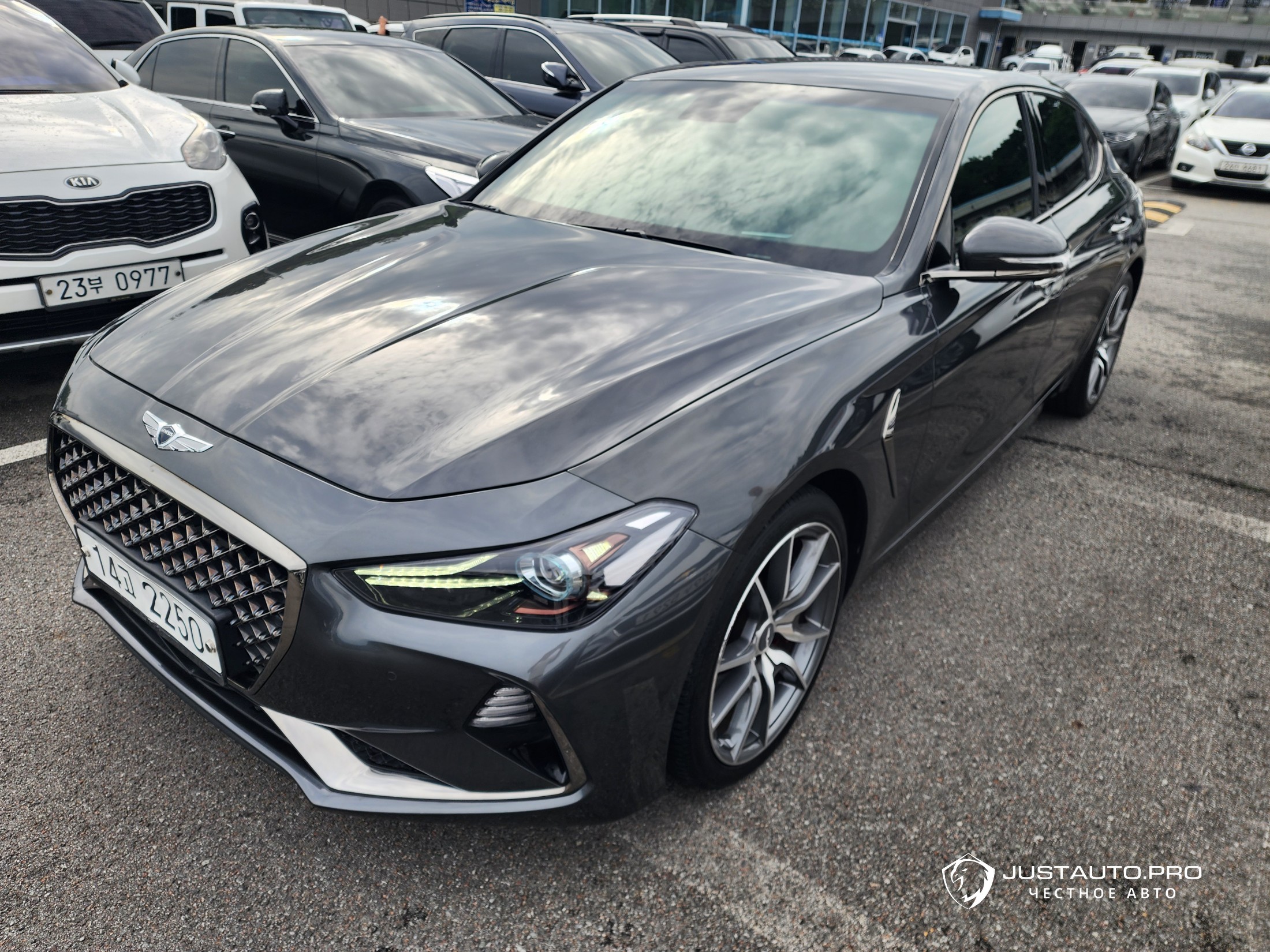 Автомобиль Genesis G70