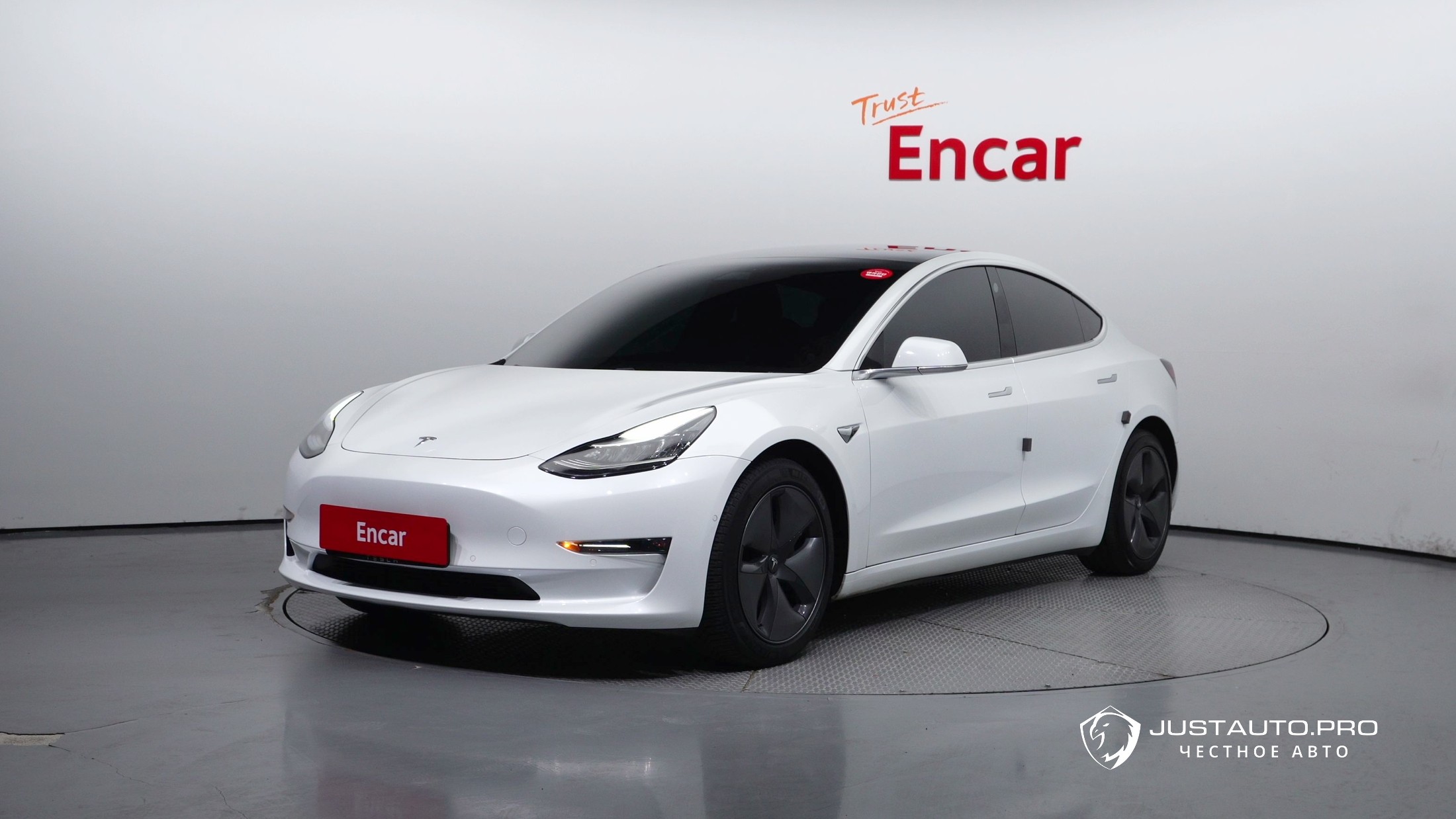 Автомобиль Tesla Model 3