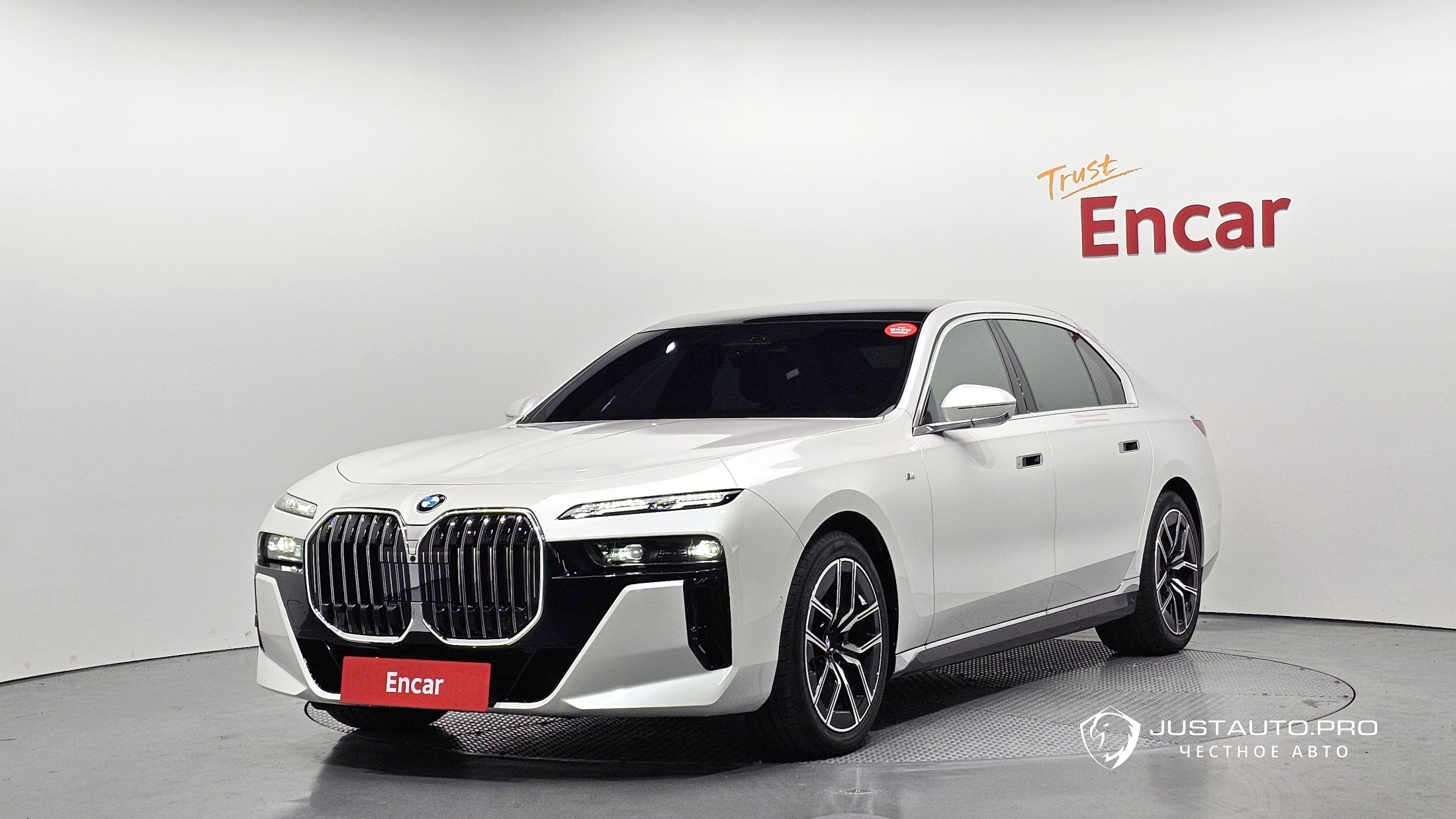 Автомобиль BMW 7-Series