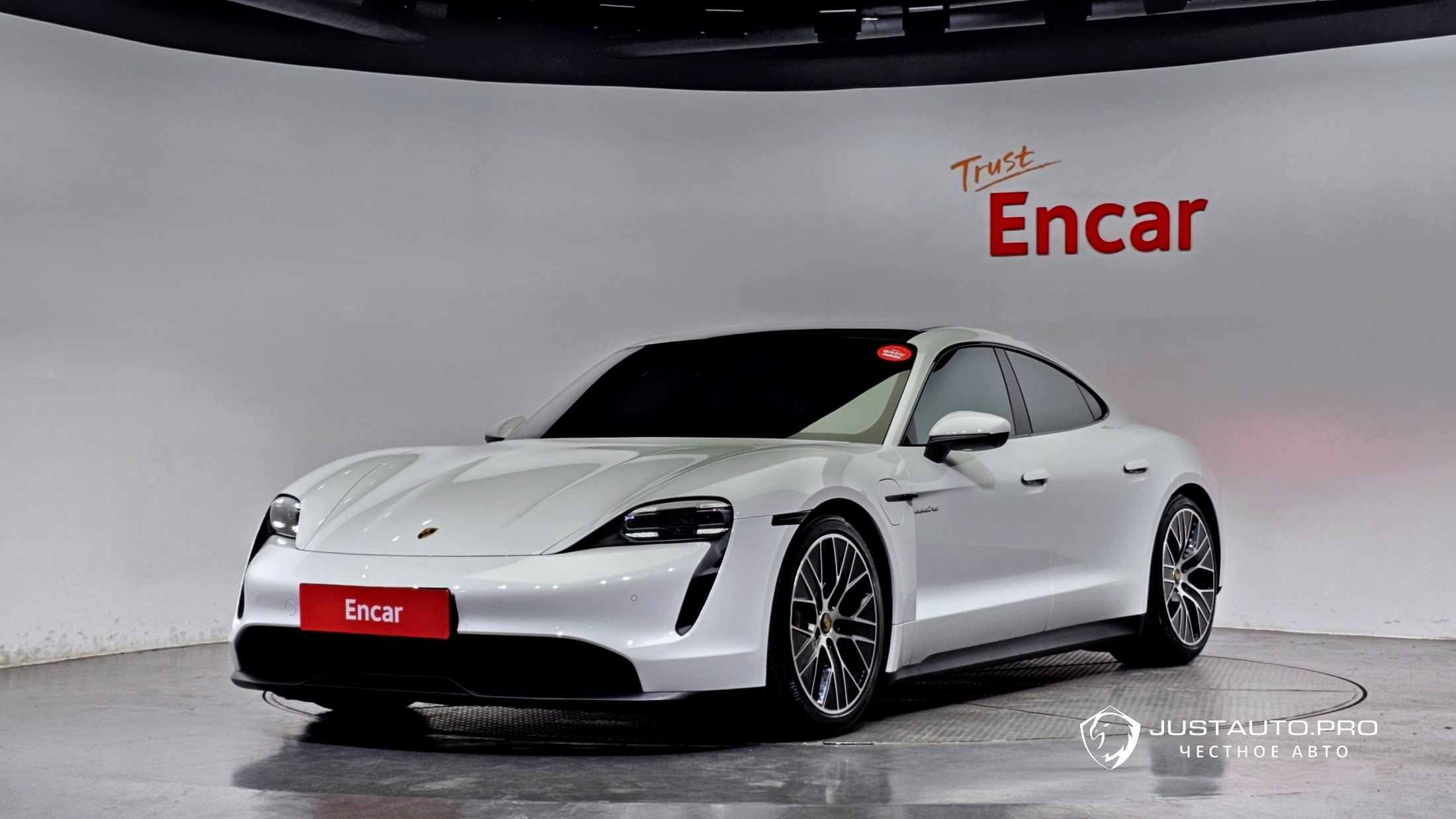 Автомобиль Porsche Taycan