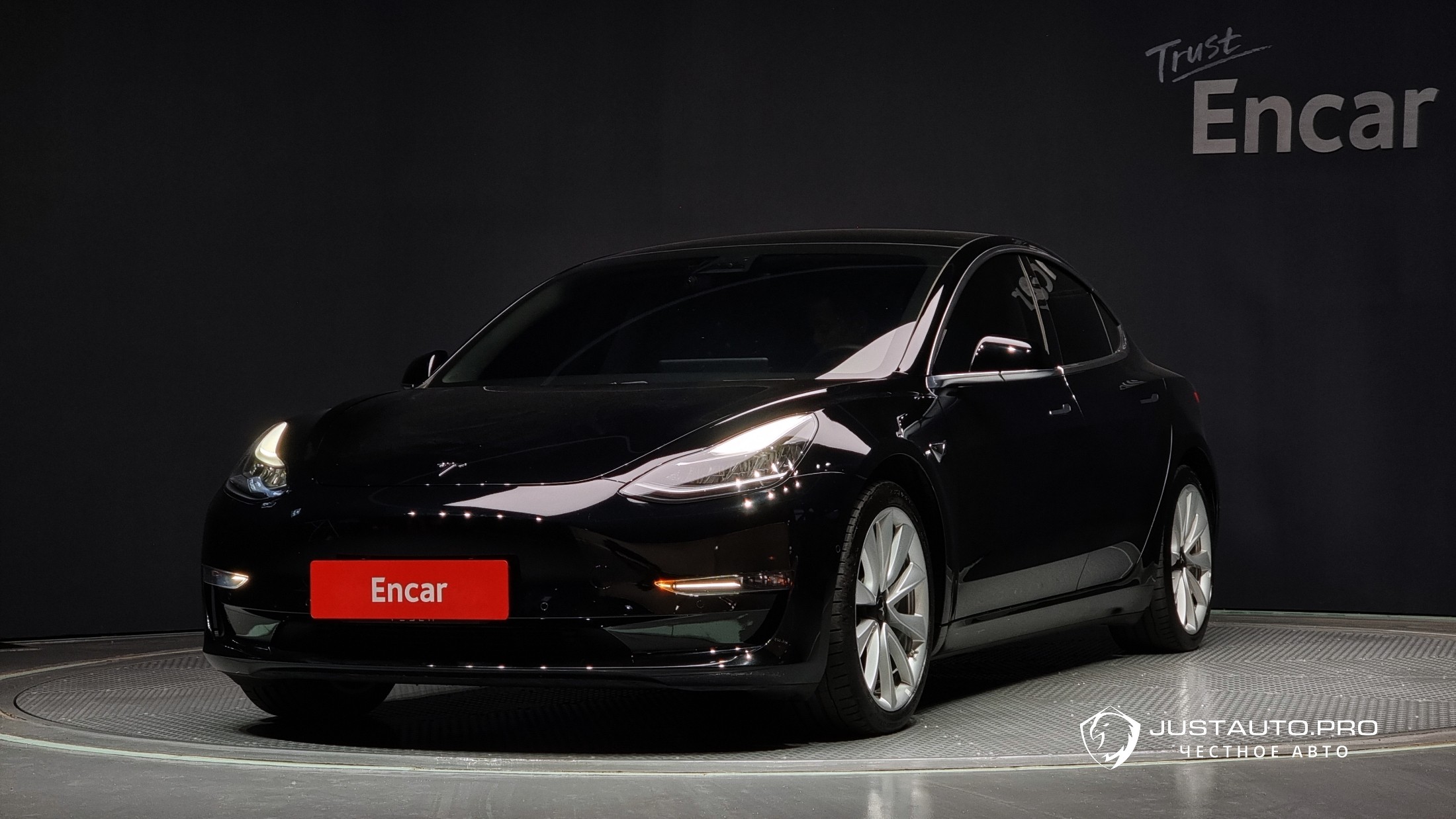 Автомобиль Tesla Model 3