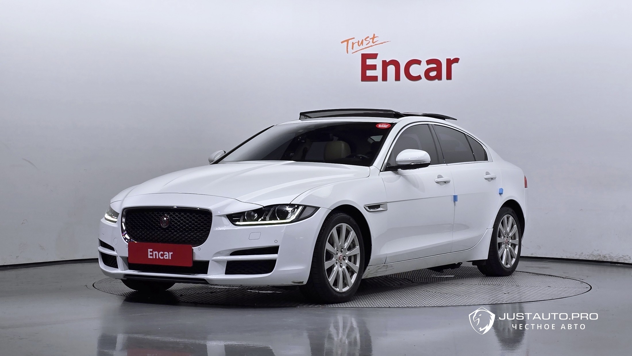 Автомобиль Jaguar XE