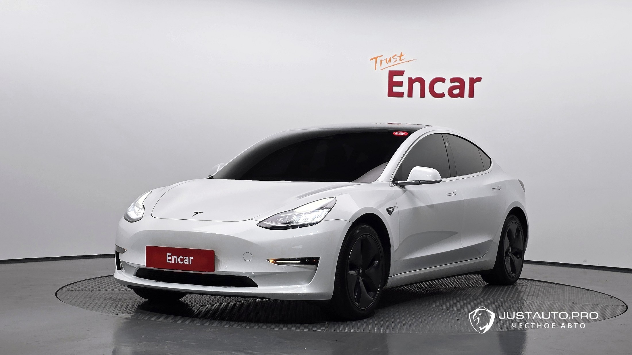 Автомобиль Tesla Model 3