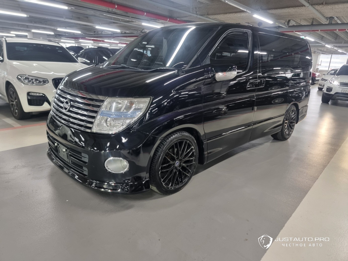 Автомобиль Nissan Elgrand