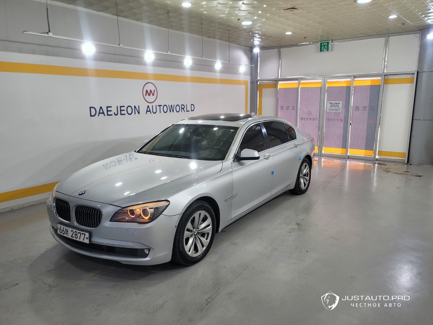 Автомобиль BMW 7-Series