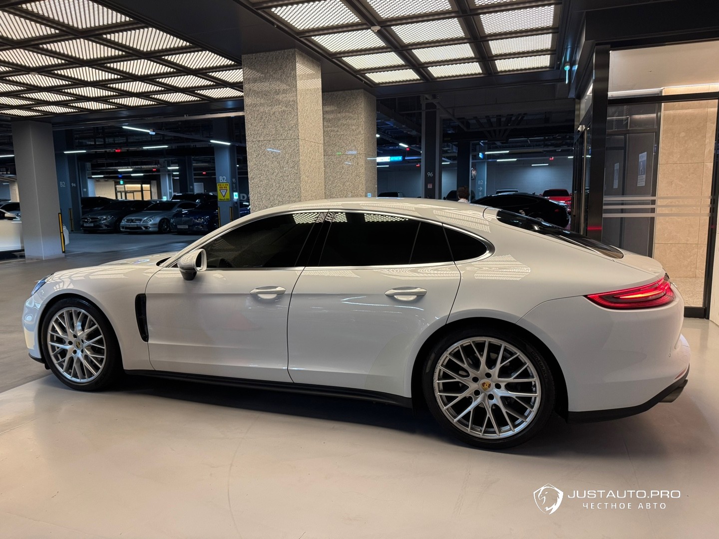 Автомобиль Porsche Panamera
