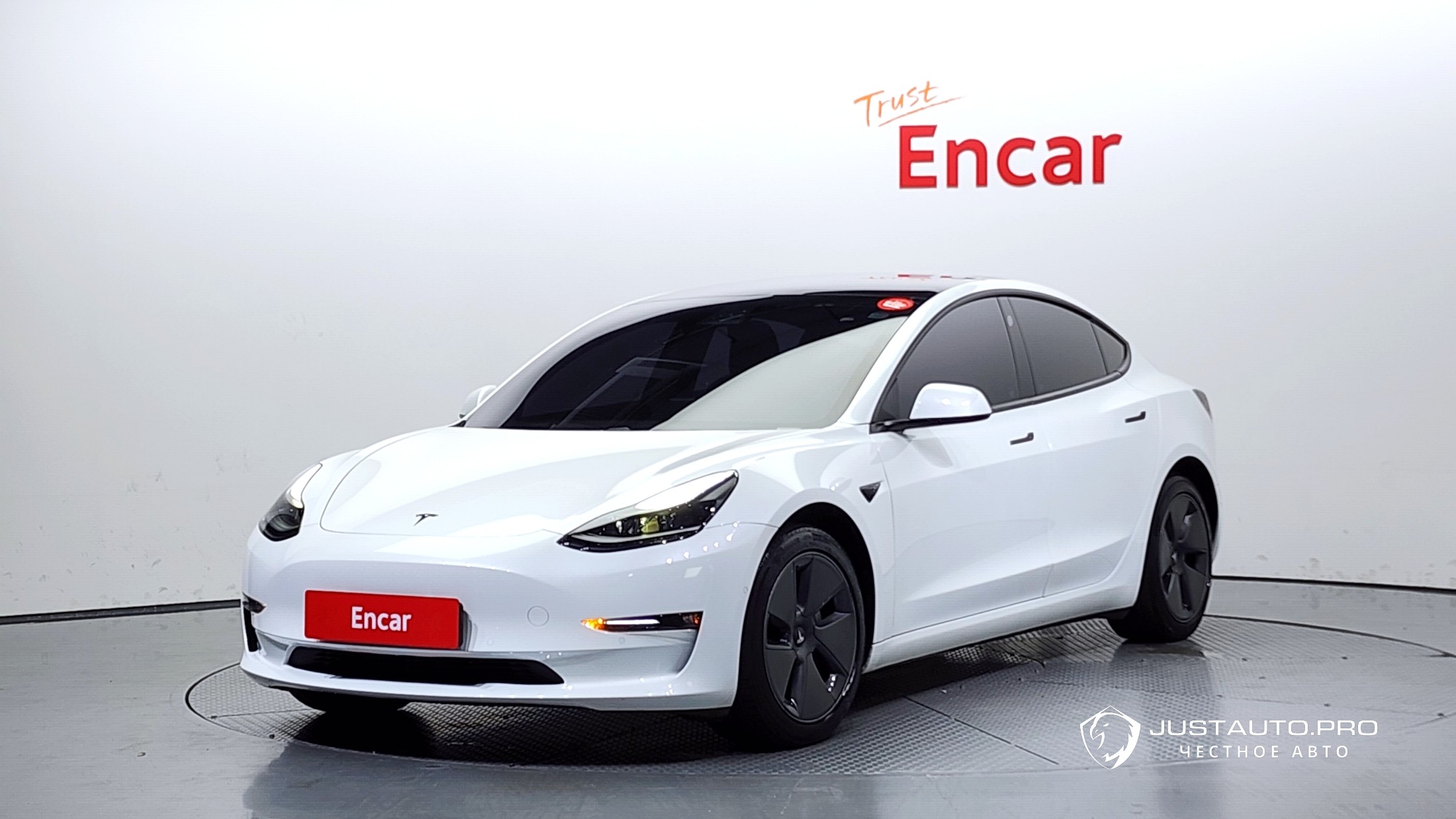 Автомобиль Tesla Model 3