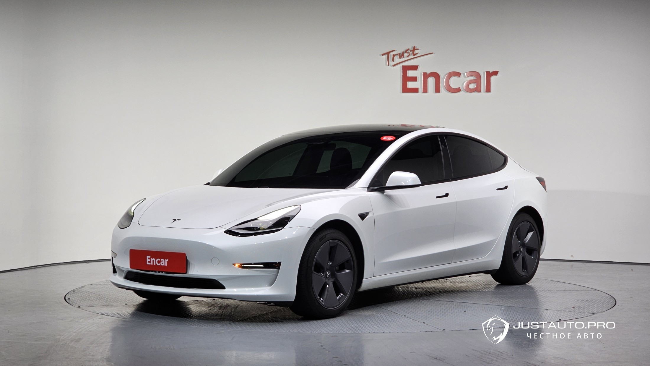 Автомобиль Tesla Model 3