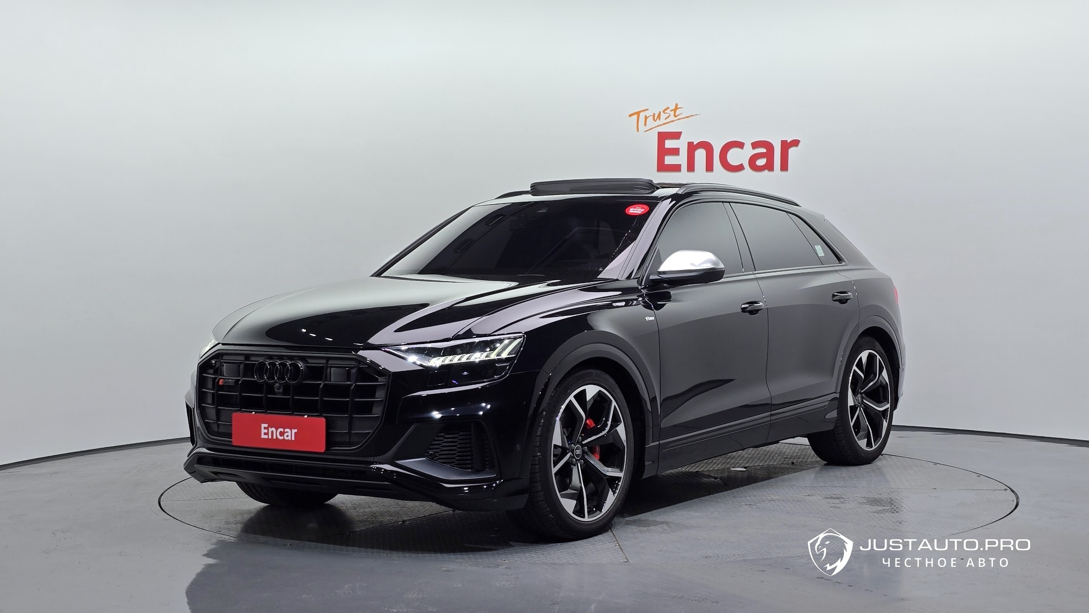 Автомобиль Audi Q8