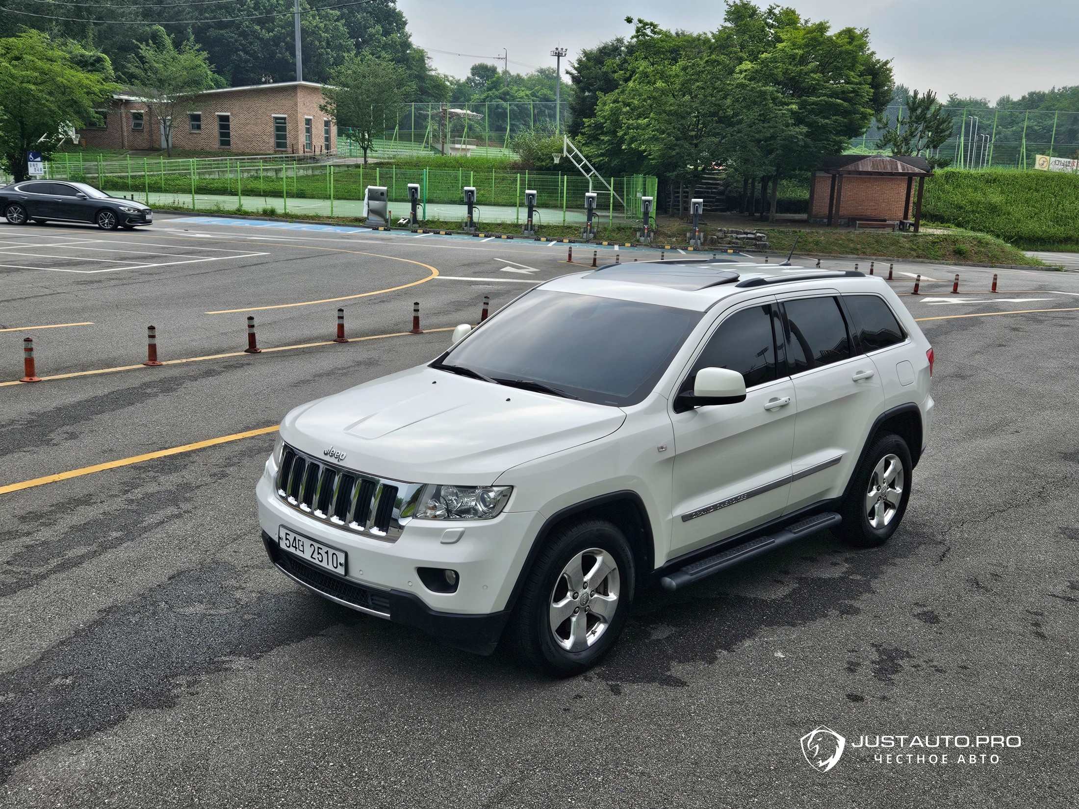 Автомобиль Jeep Cherokee