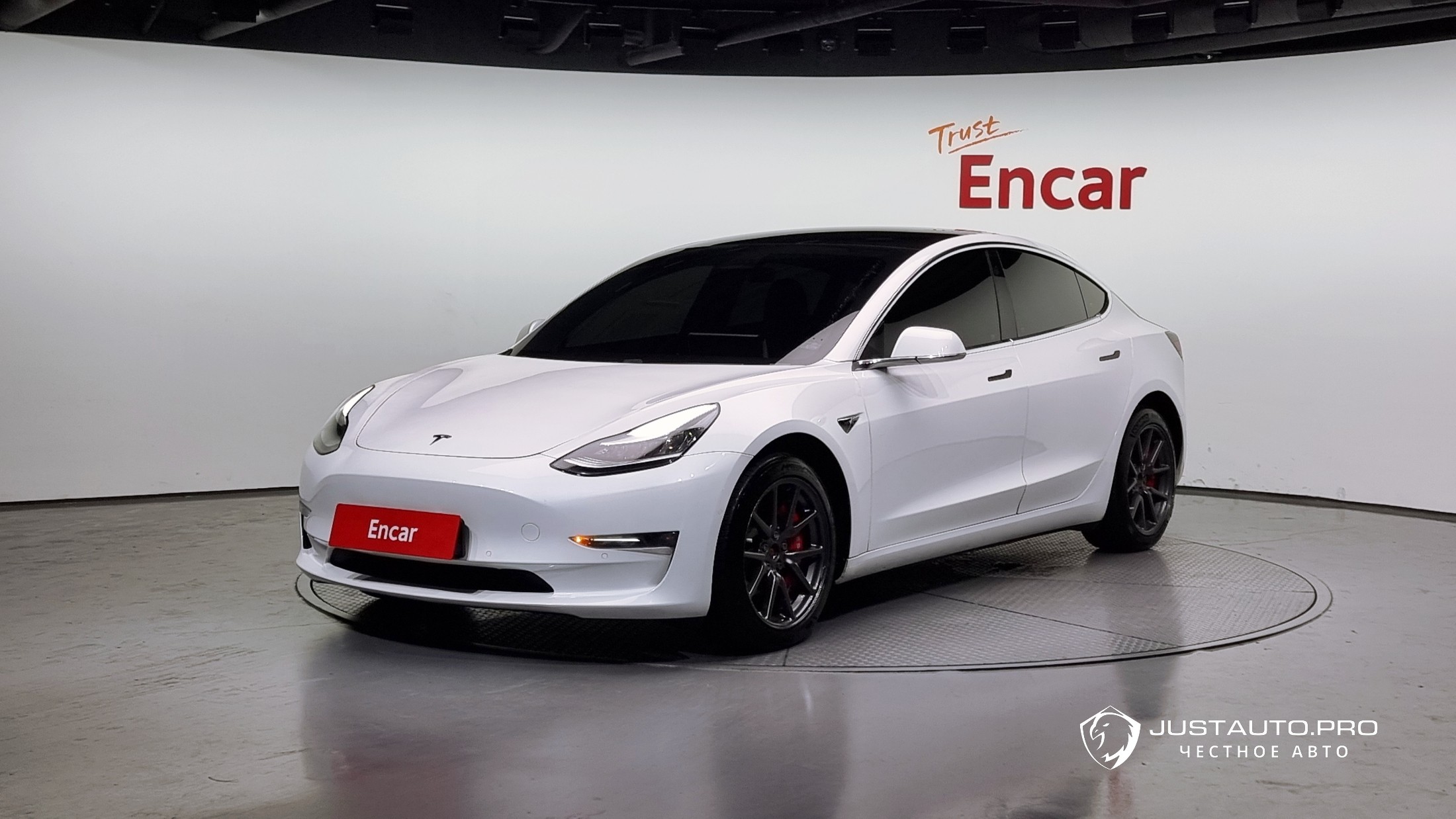 Автомобиль Tesla Model 3