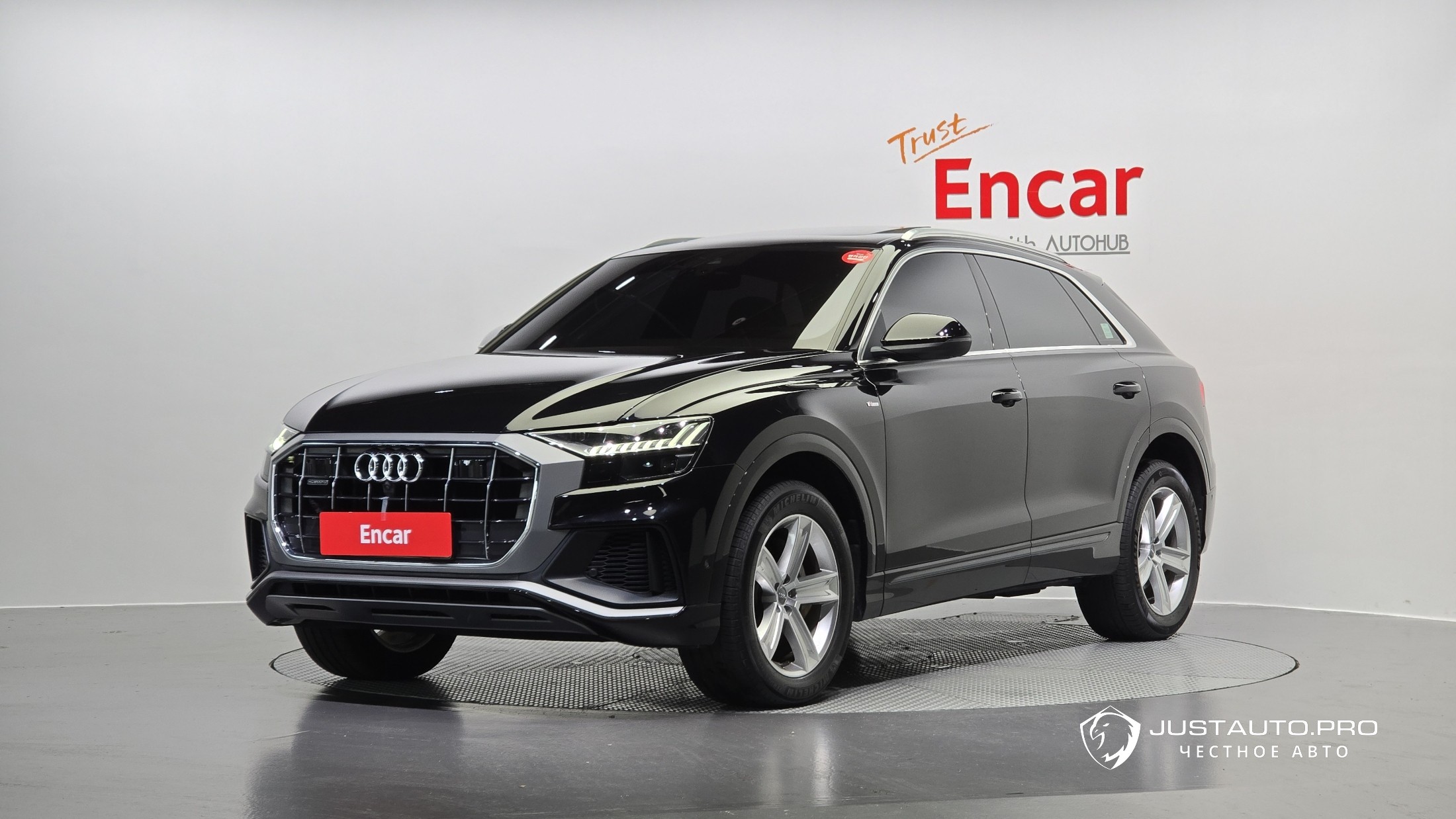 Автомобиль Audi Q8