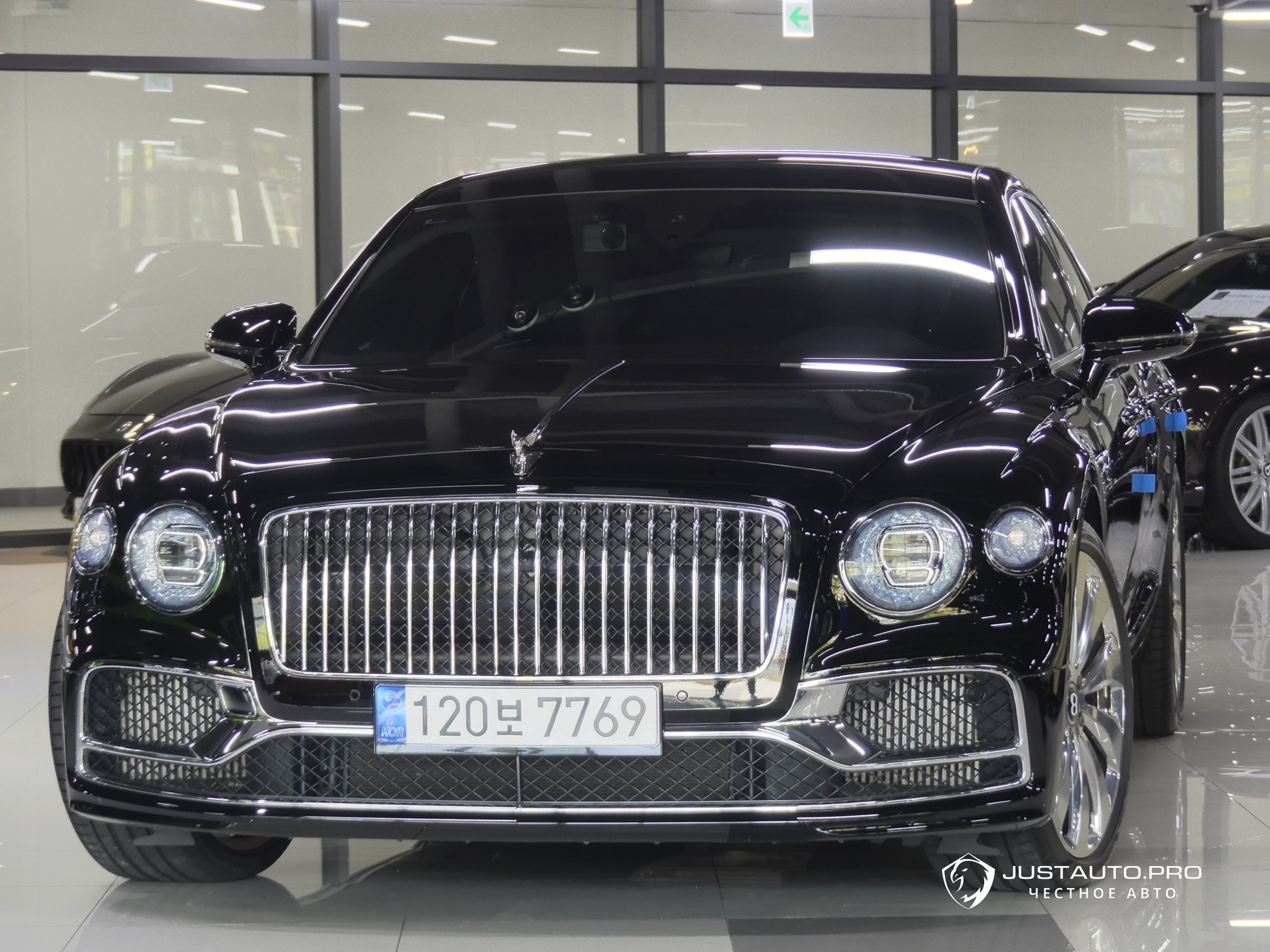 Автомобиль Bentley Flying Spur
